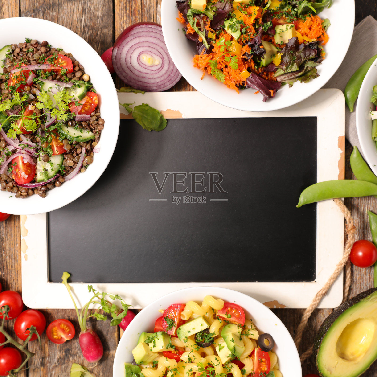 不同种类的蔬菜沙拉和黑板-健康饮食的概念照片摄影图片