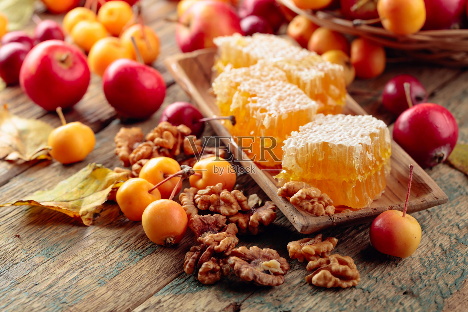 红色和黄色的山楂配蜂蜜和核桃，是健康的有机食品。照片摄影图片