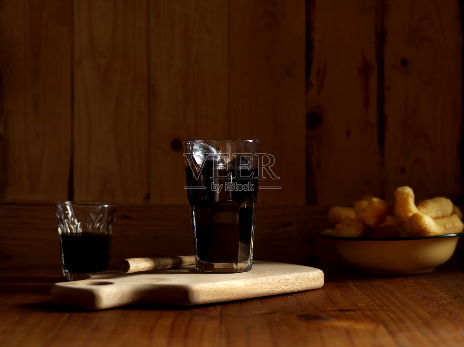 泰式早餐，冰黑咖啡和油炸面团棒放在木桌上照片摄影图片