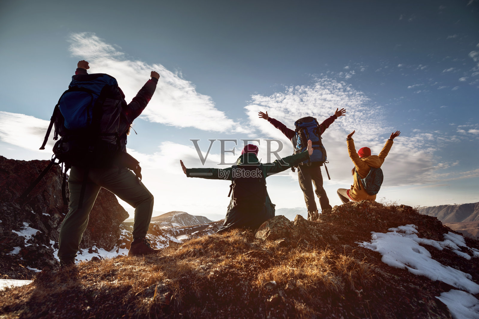 徒步旅行者摆出胜利者的姿势站在山顶照片摄影图片