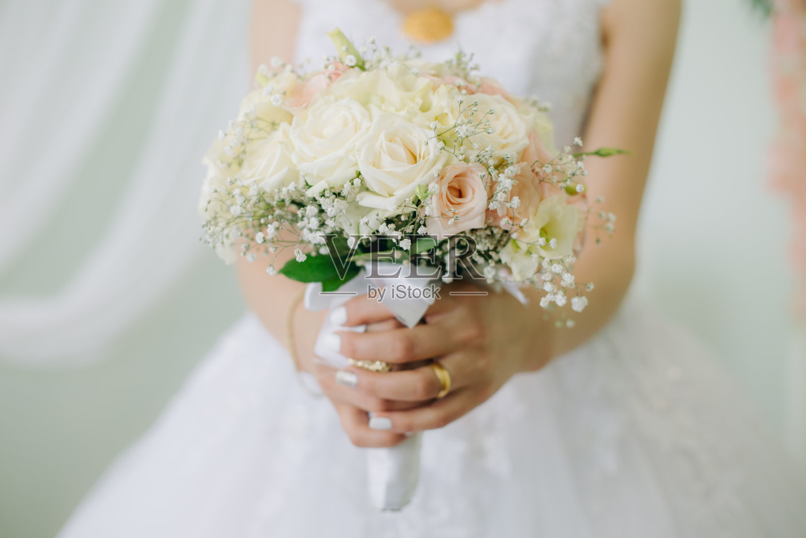 婚礼上，新娘手捧花束照片摄影图片