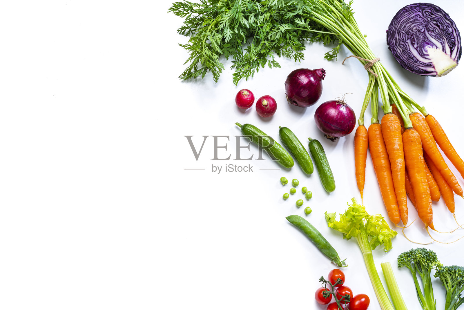 新鲜蔬菜框架在白色的背景。本空间照片摄影图片