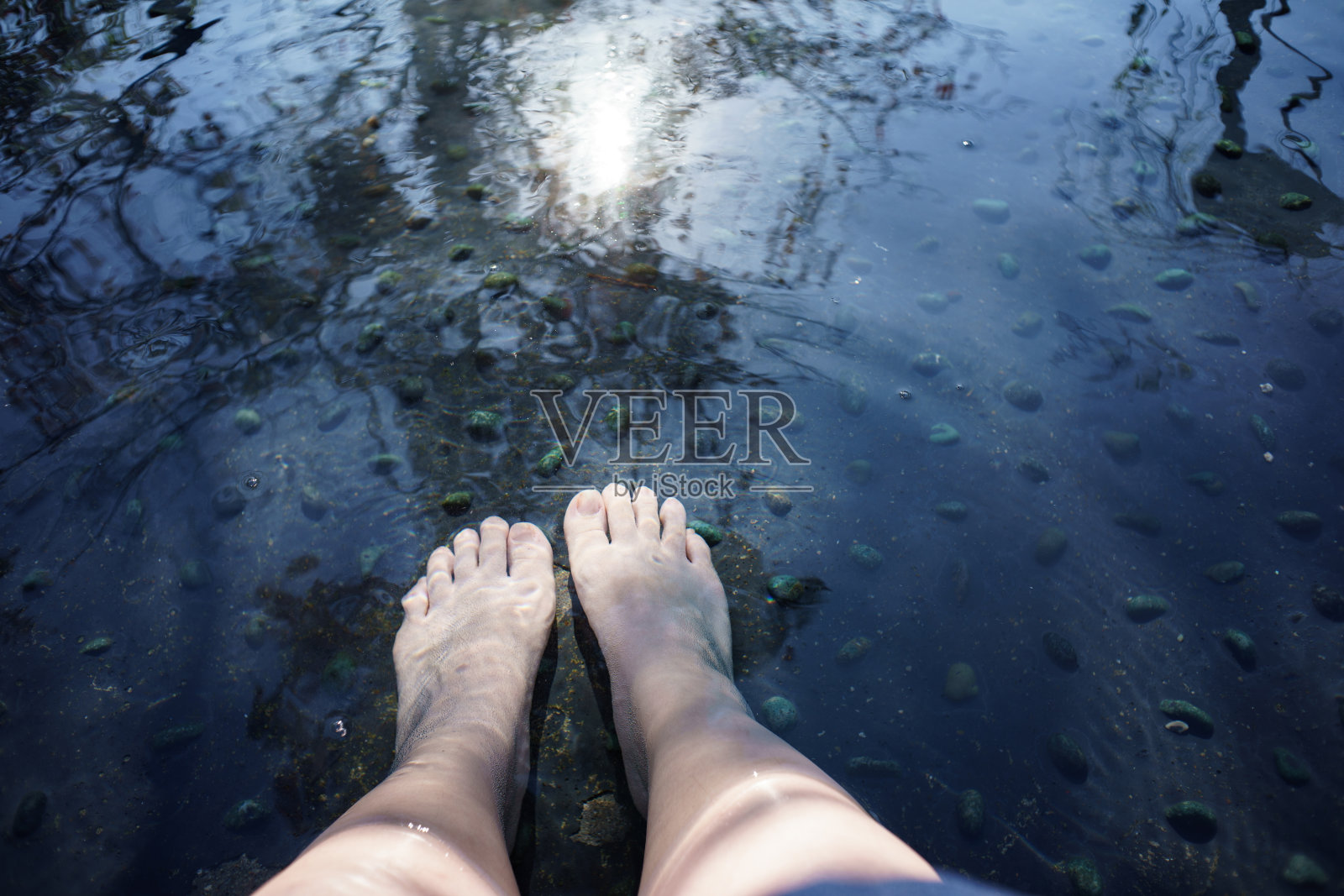 脚浴-一个舒缓的时刻把你的脚放在温泉照片摄影图片