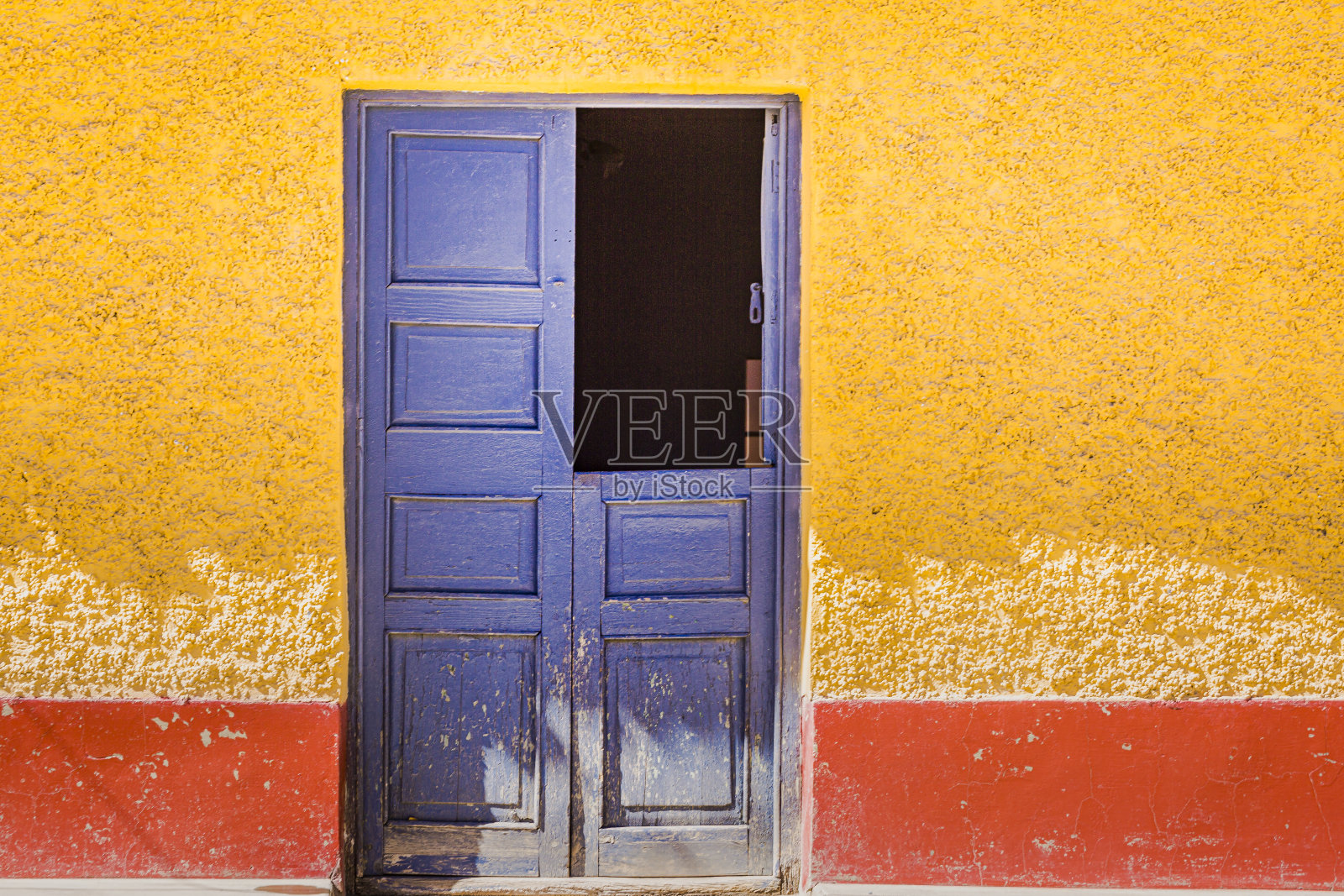 古老的乡村门和灰泥立面在瓦拉兹-安卡什省，秘鲁照片摄影图片