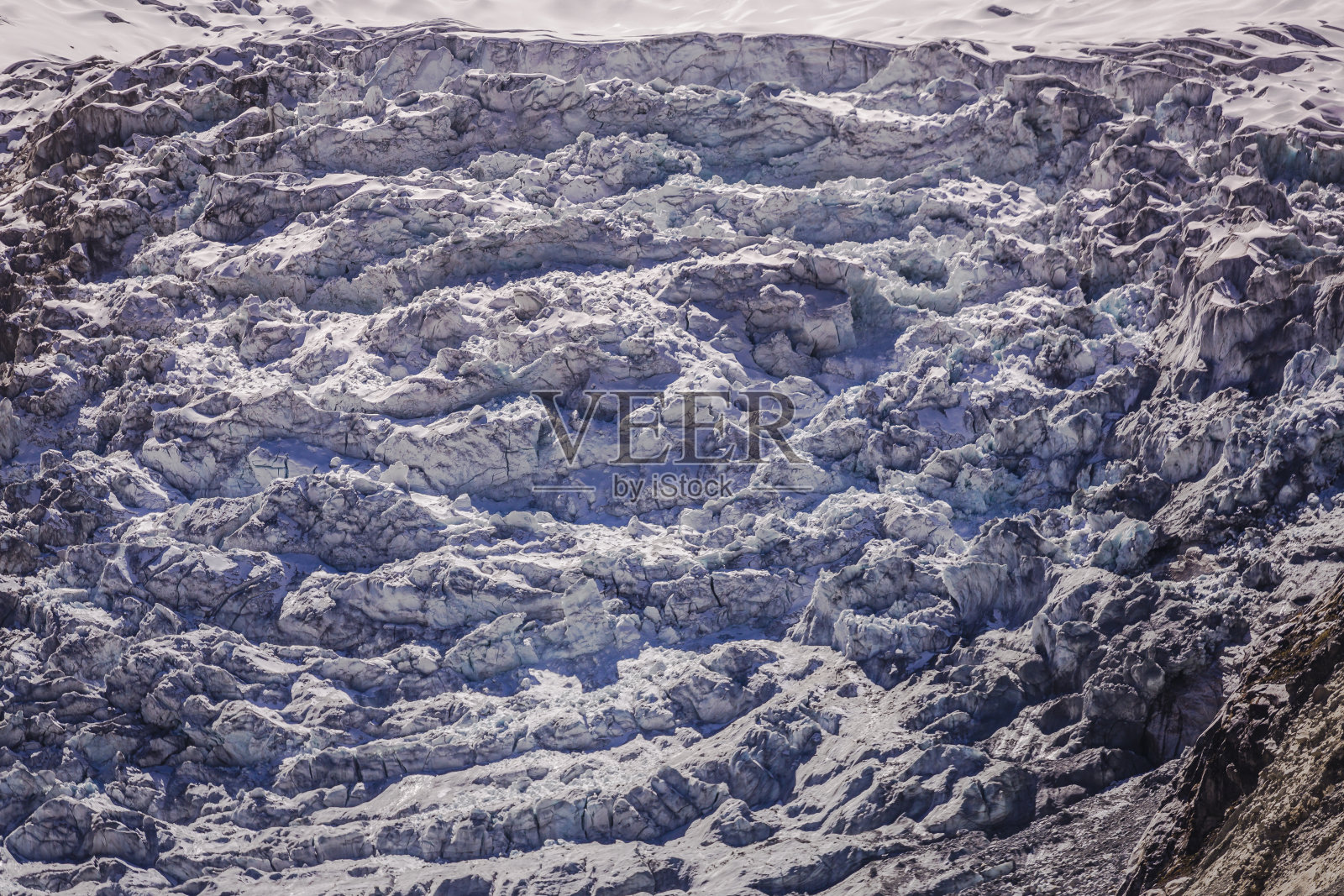 引人注目的冰川细节-白雪皑皑的布兰卡山脉-安第斯山脉，秘鲁照片摄影图片