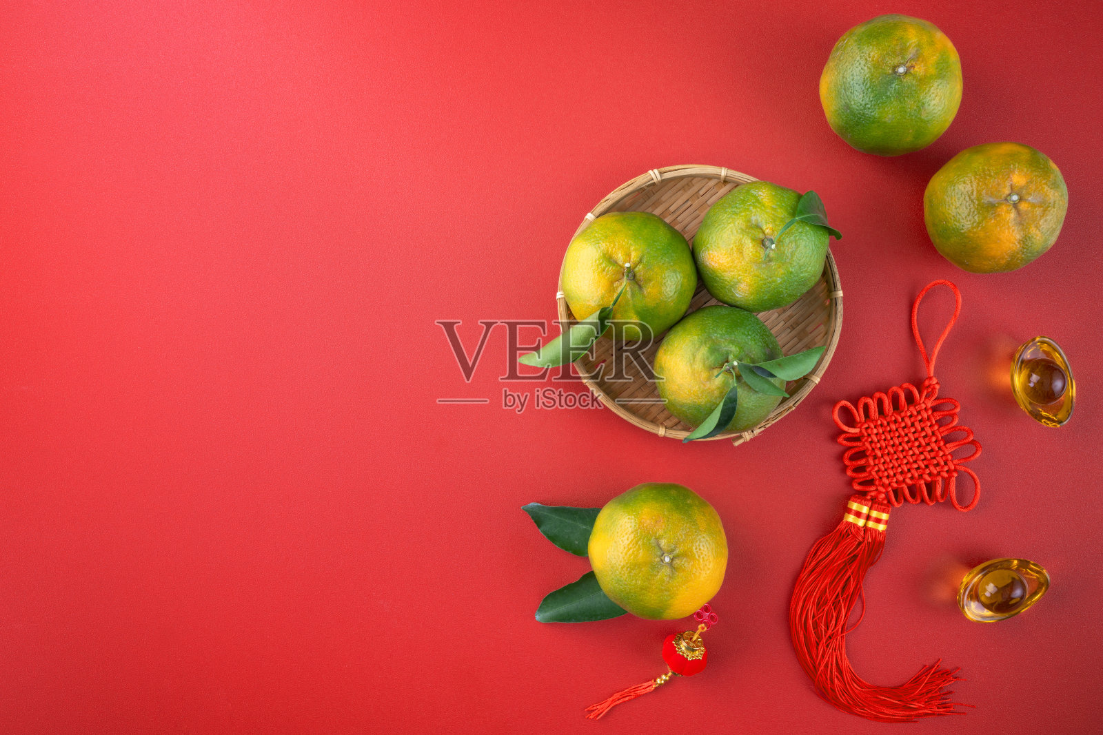 俯视图新鲜的桔子桔子在红色背景为中国农历新年。照片摄影图片
