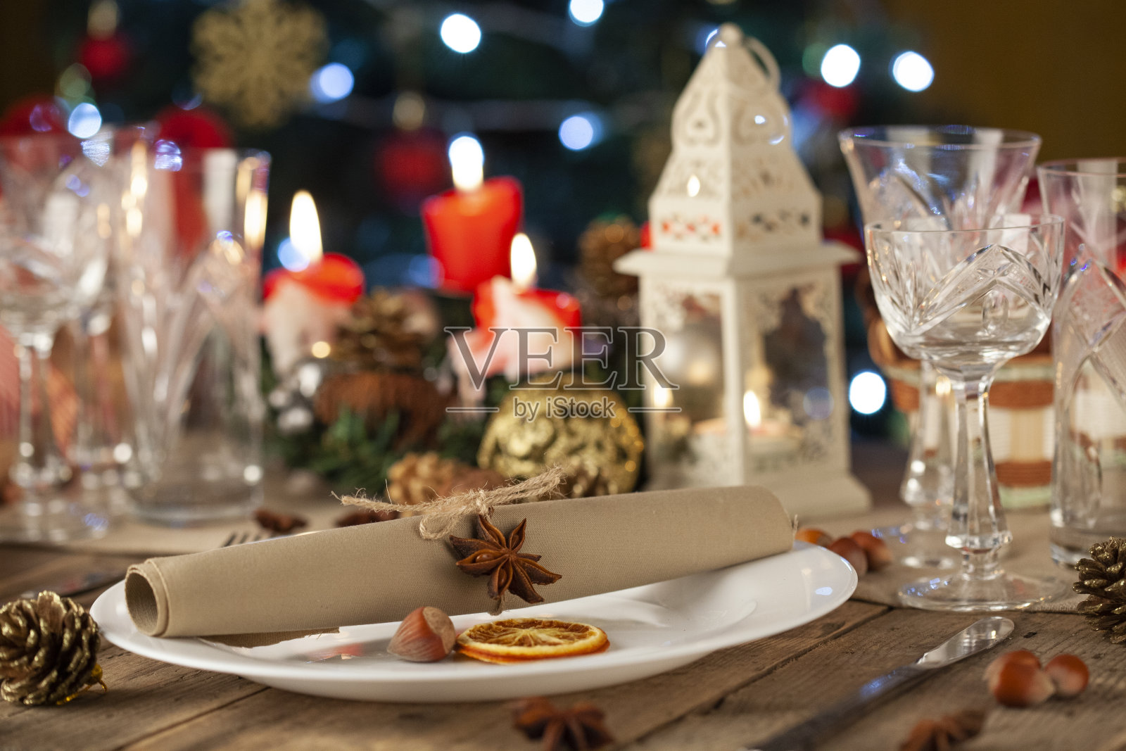 圣诞餐桌摆设。乡村木桌上的节日装饰。照片摄影图片
