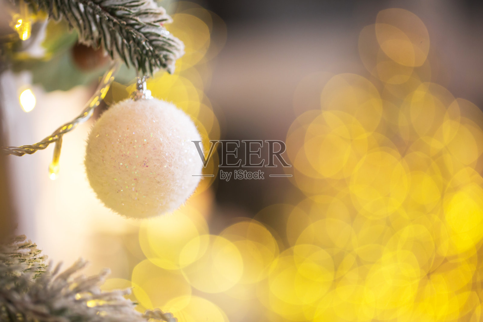 圣诞树上毛茸茸的球。新年来临概念照片摄影图片