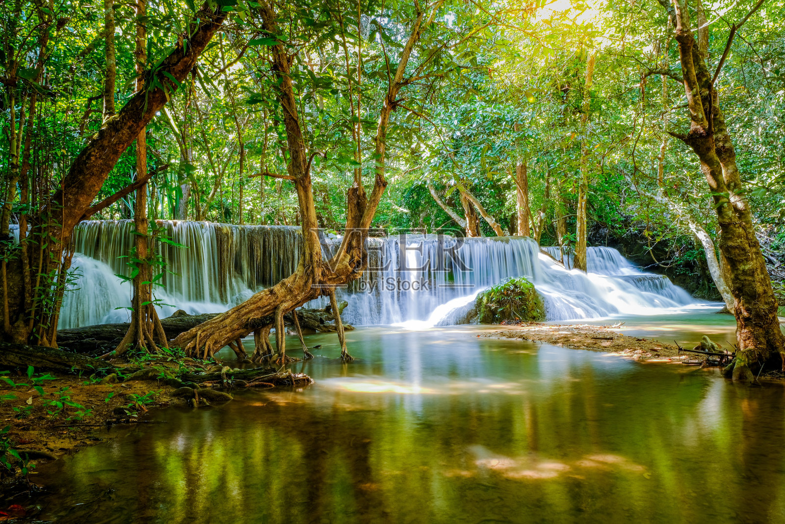 Huay Mae Khamin瀑布，7层，名为Romkrow，位于泰国北碧府斯利那卡琳大坝国家公园照片摄影图片
