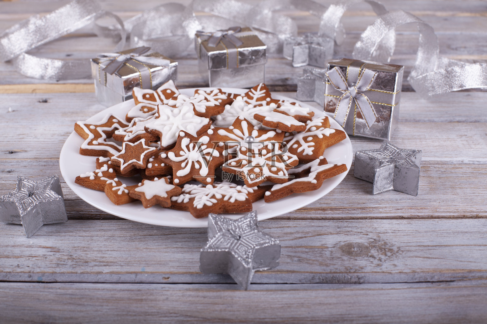 圣诞星姜饼饼干在质朴的白色木桌上照片摄影图片
