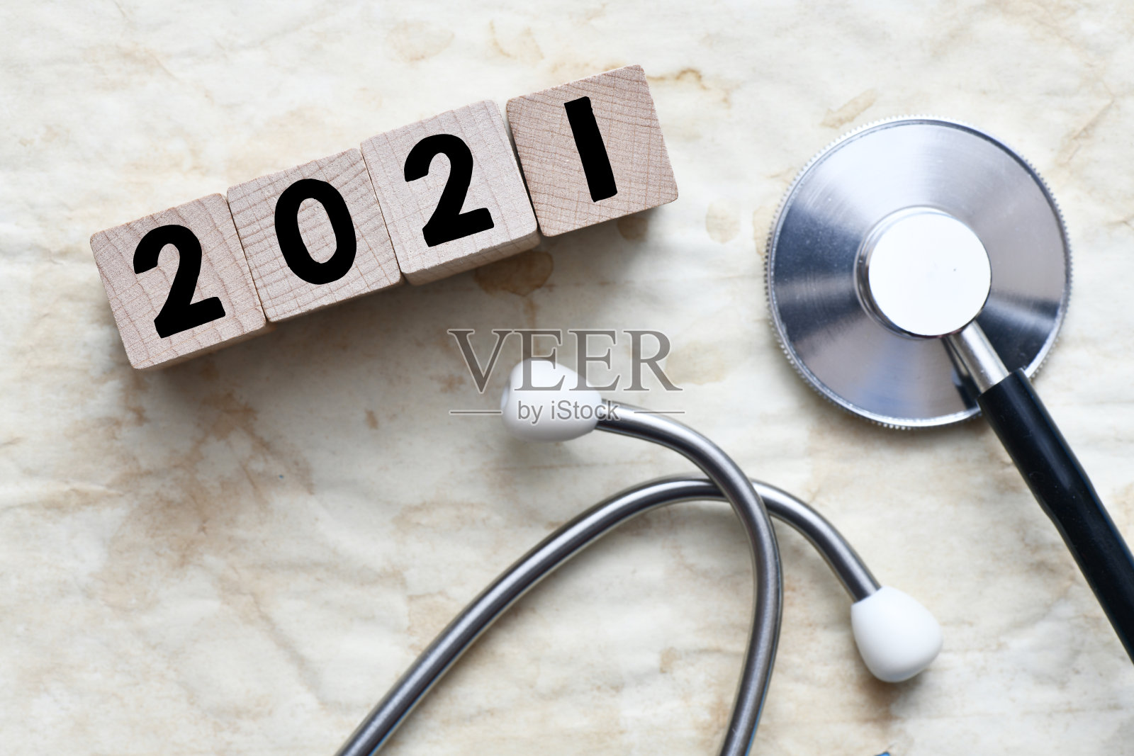 用木块做的2021年。听诊器的旧纸张背景。心脏健康、健康保险概念、世界心脏日、世界卫生日、世界高血压日照片摄影图片