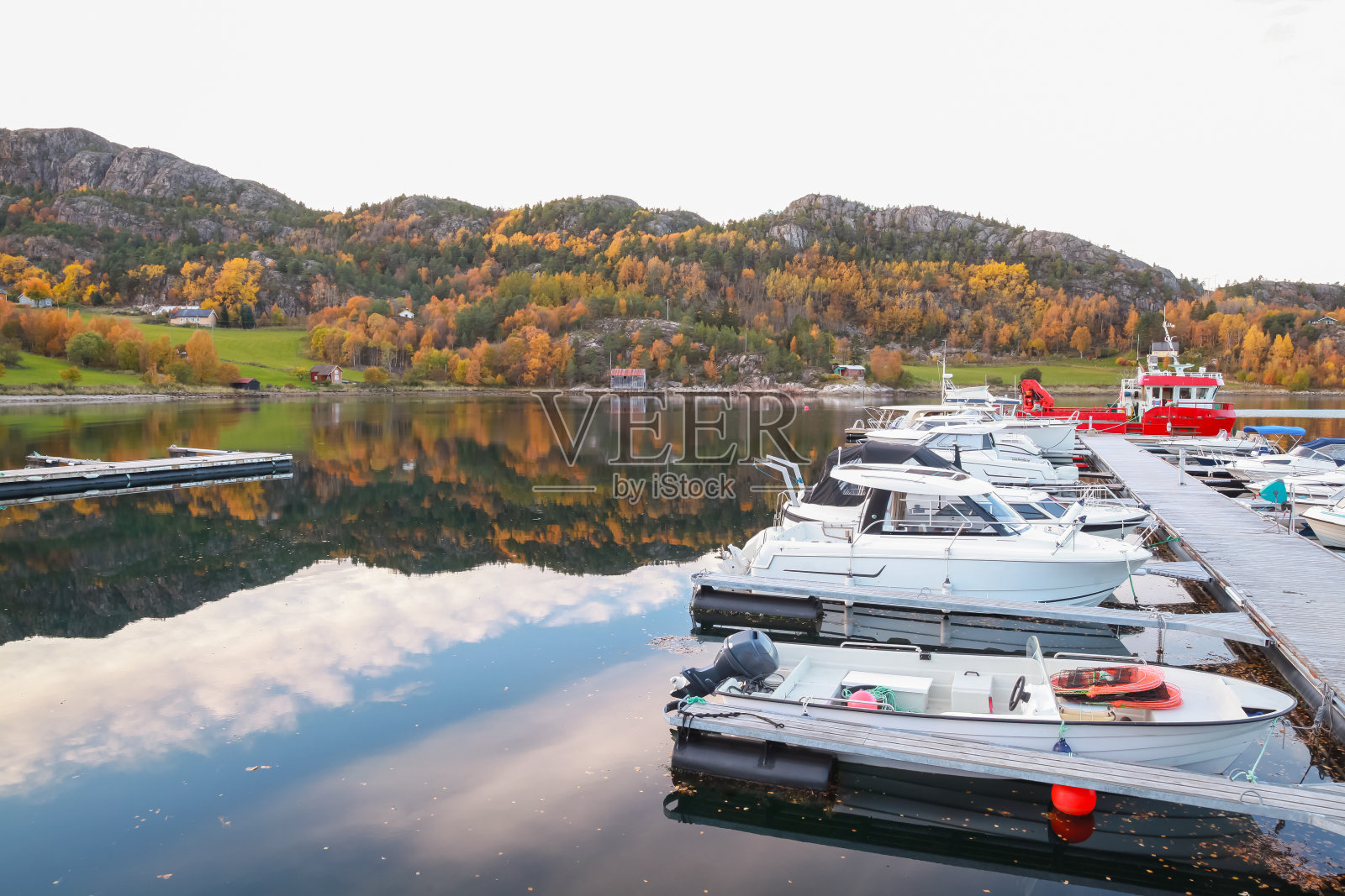 挪威沿海的风景和小渔船照片摄影图片