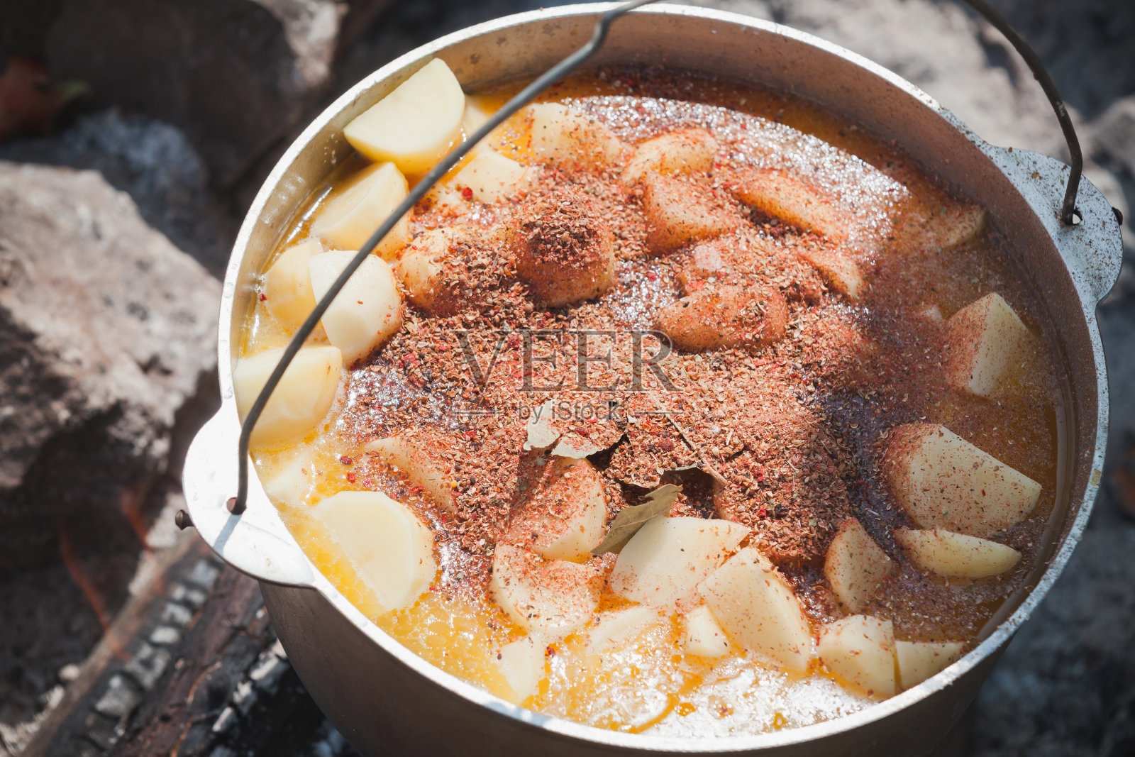 用麻辣的土豆汤在大锅中煮沸，特写照片摄影图片