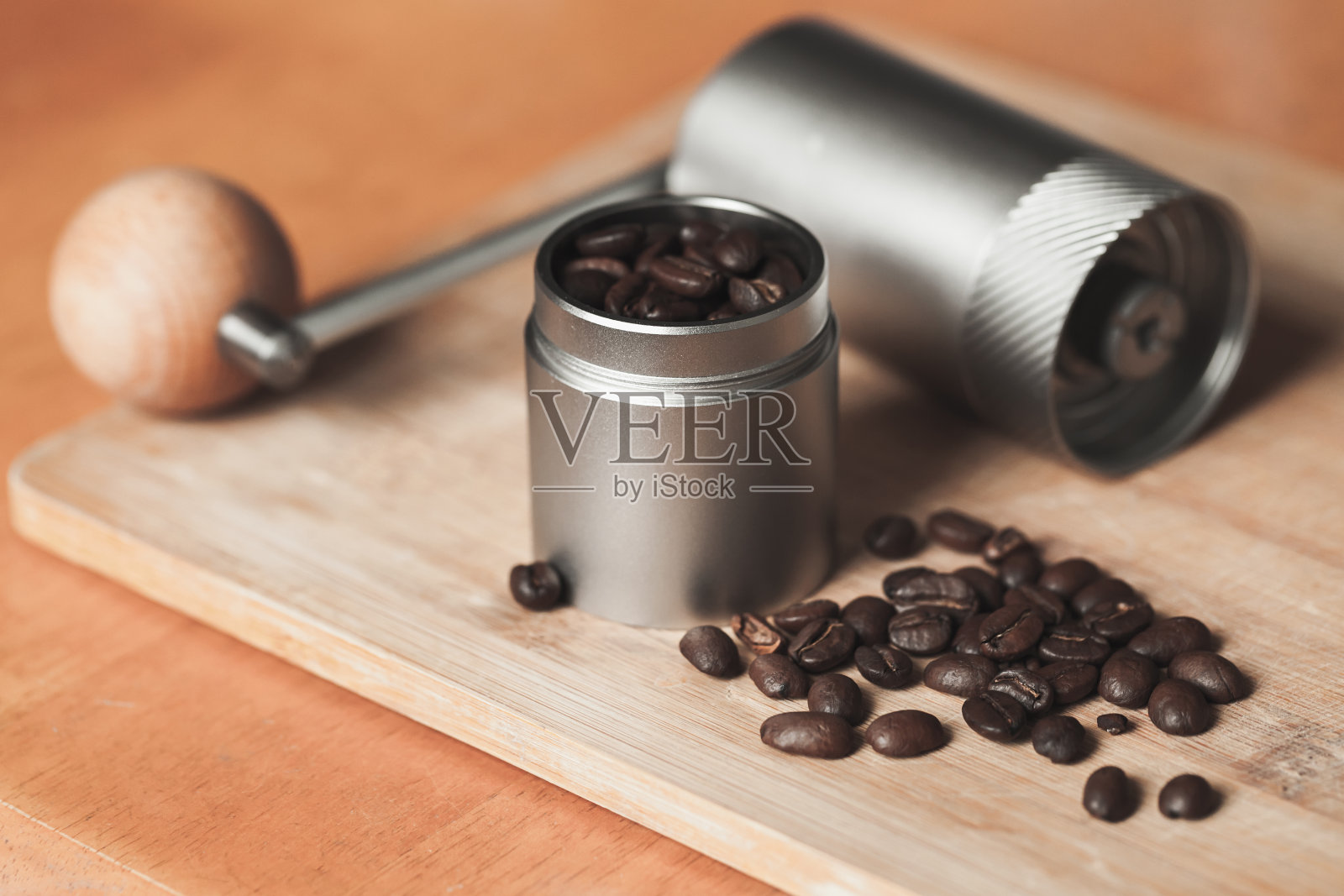 手工磨咖啡机和深焙咖啡豆照片摄影图片