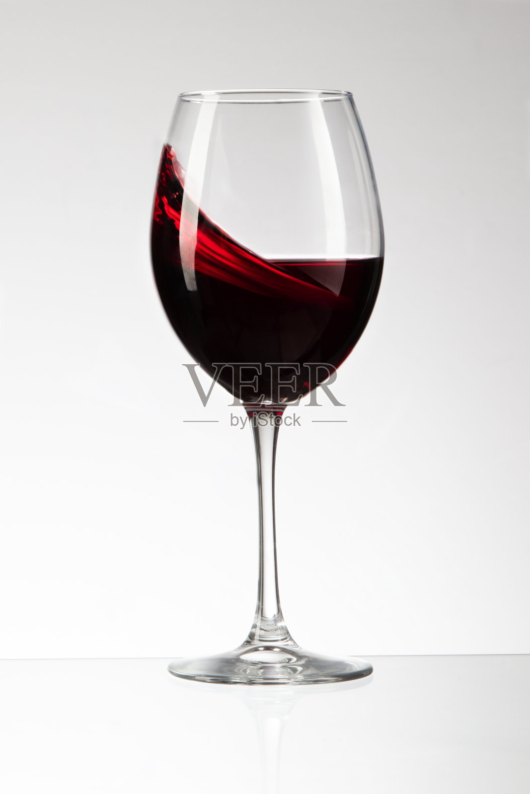 葡萄酒在酒杯中流动照片摄影图片