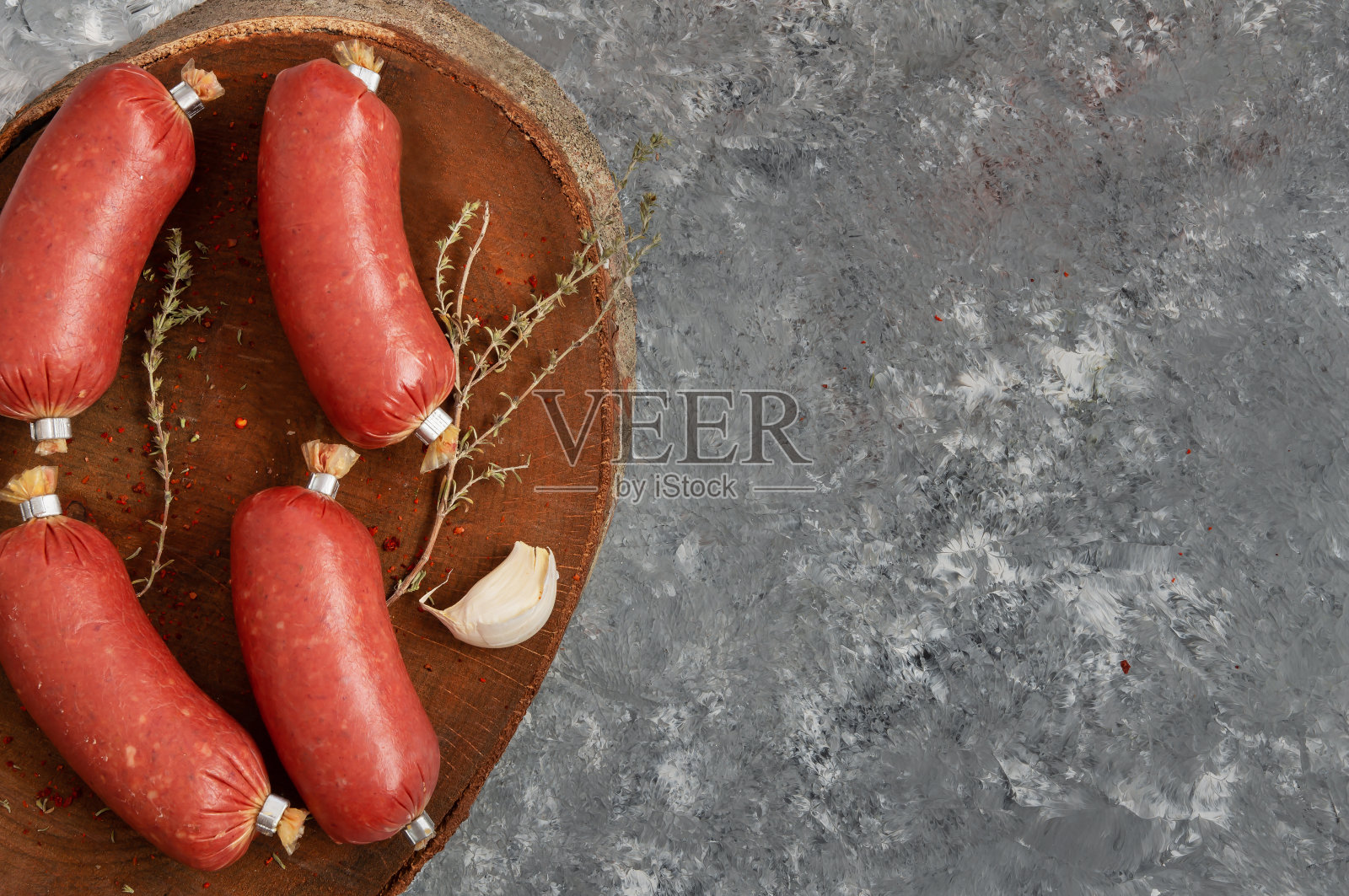 土耳其发酵香肠，干燥的辣生香肠在深色的石头背景照片摄影图片