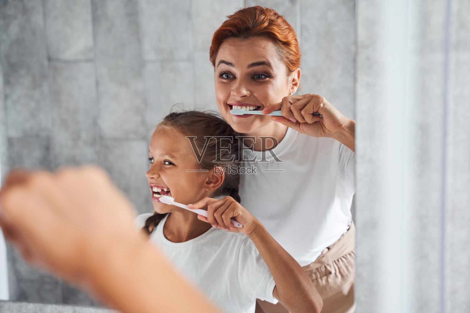 妈妈和女儿在刷牙照片摄影图片