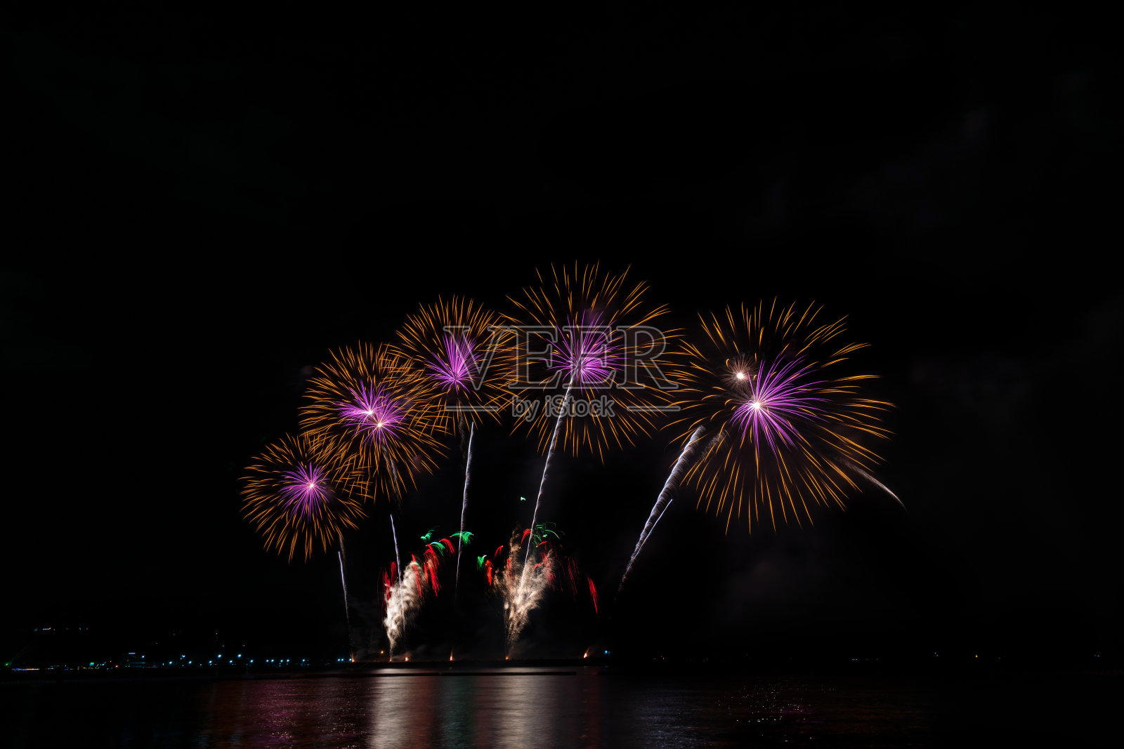 五颜六色的烟花在晚上与庆祝和周年的概念照片摄影图片