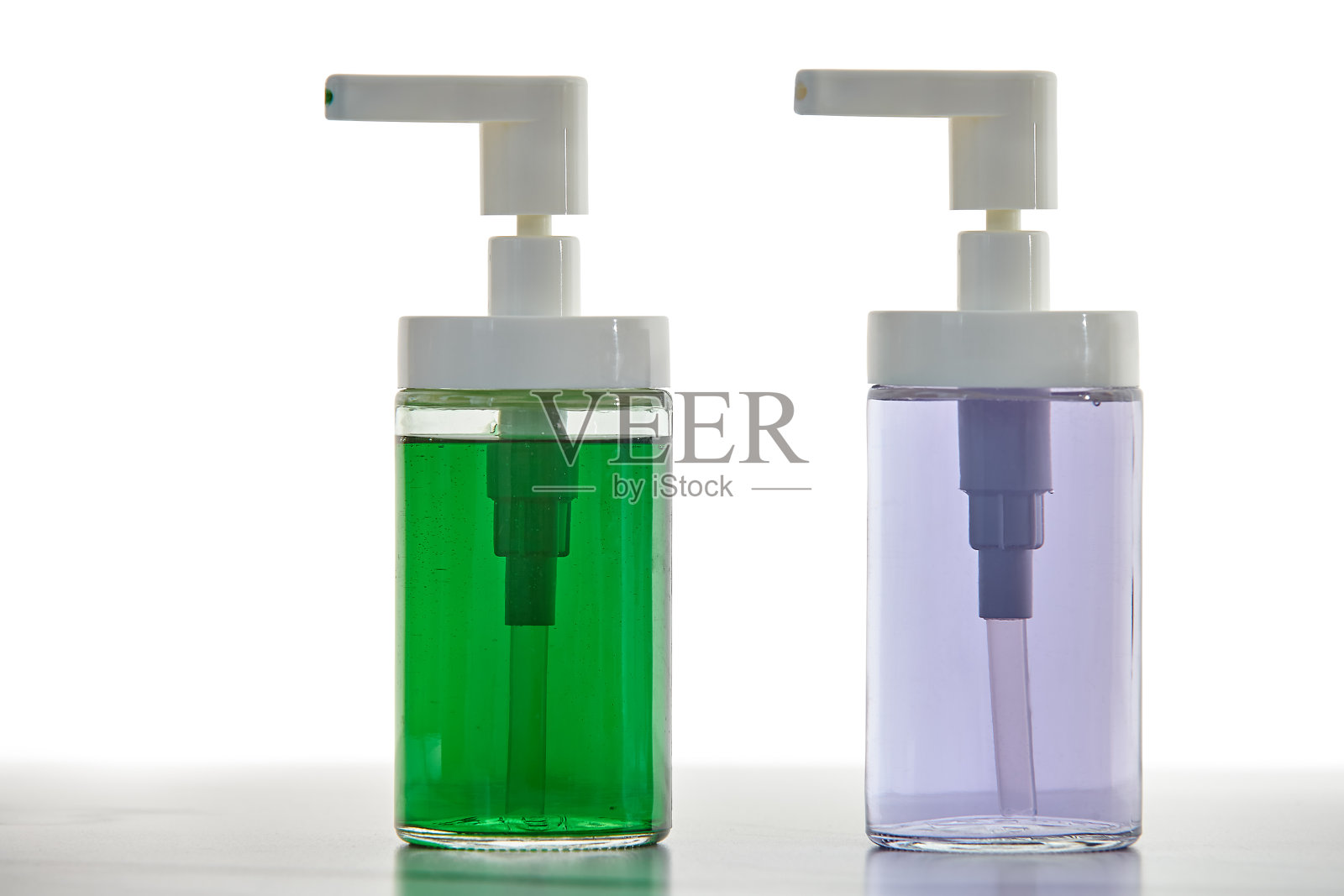 装有液体肥皂或洗洁精的透明塑料瓶配有分配器。照片摄影图片