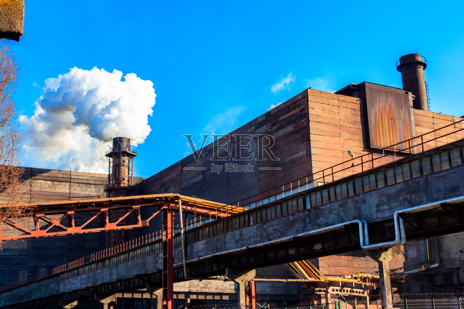老工厂与烟斗与烟雾。空气污染，环境破坏照片摄影图片