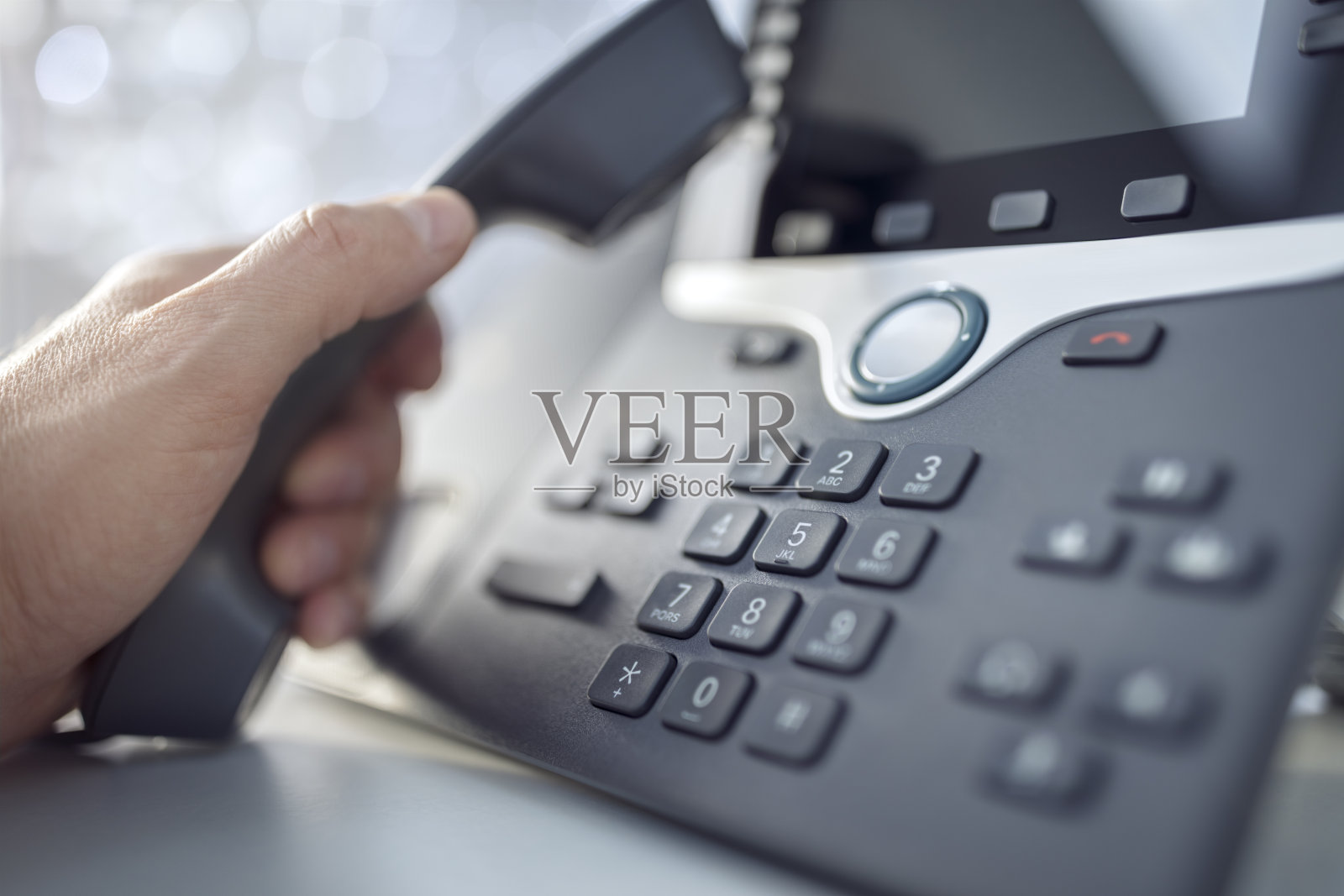 在办公室拨打电话进行概念沟通，联系我们和客户服务支持照片摄影图片