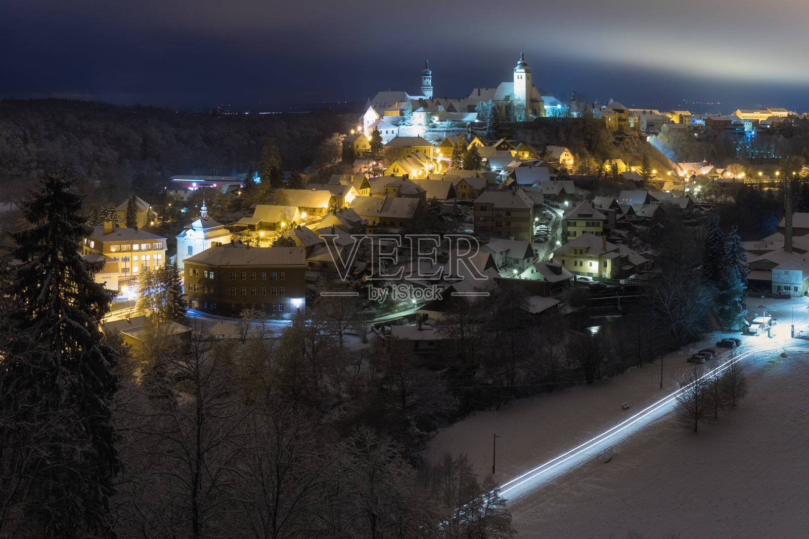 捷克共和国克拉洛夫附近的Nove Mesto nad Metuji的冬季夜景。城市的全景，山顶的城堡，冰冻的树木。中心作为城市纪念碑保护区。照片摄影图片