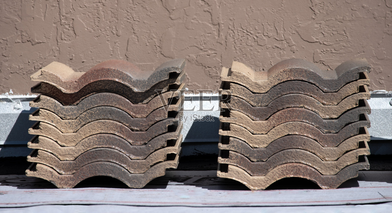 两堆弯曲的棕色瓦片用于屋顶照片摄影图片