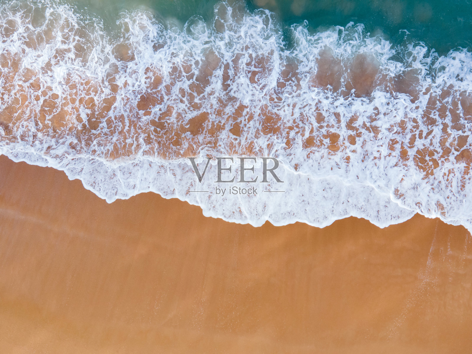夏日海景无人机。热带海滩和海浪，绿松石水抽象的背景从俯视图。照片摄影图片