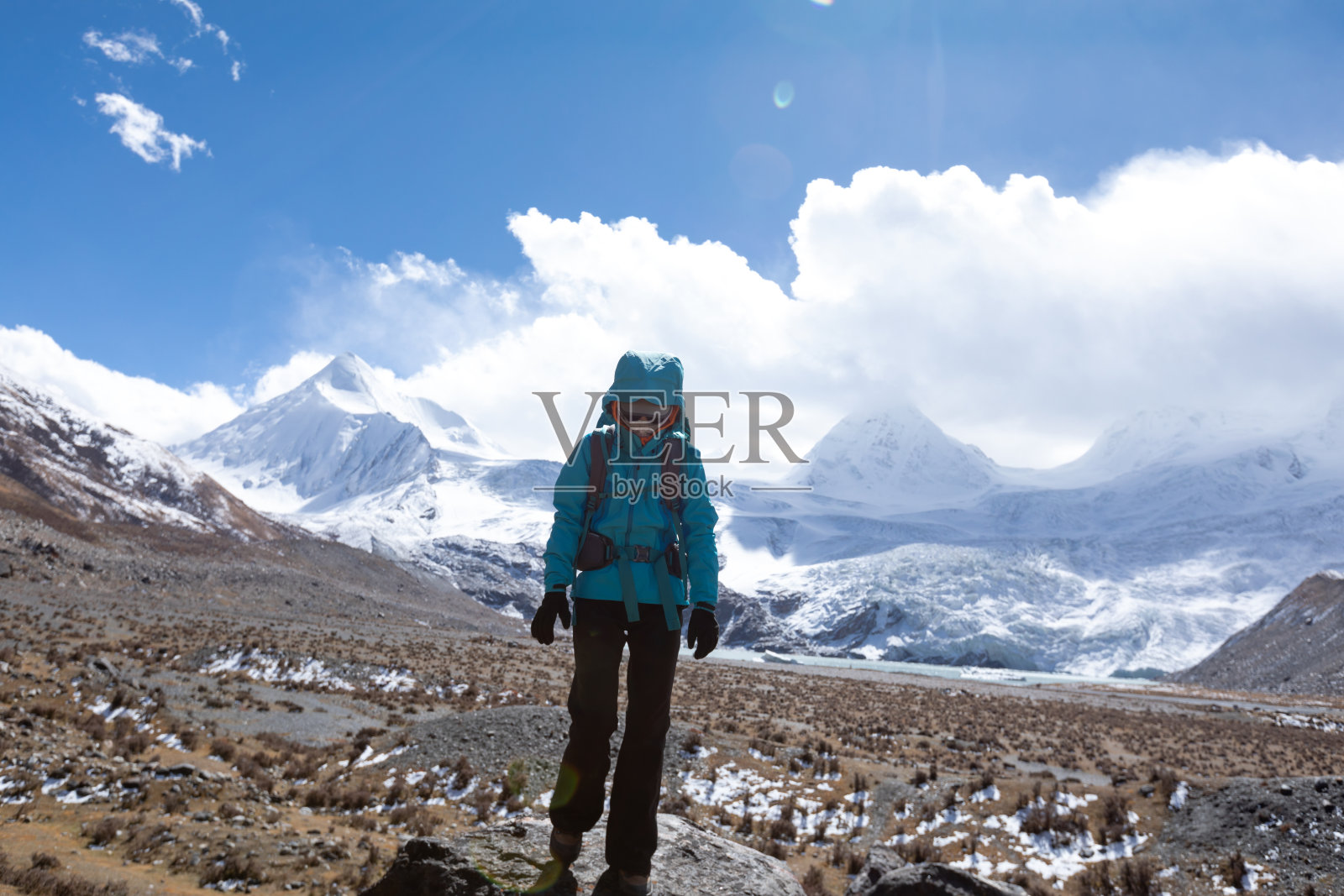 女子背包客徒步旅行在冬季高海拔的山脉照片摄影图片