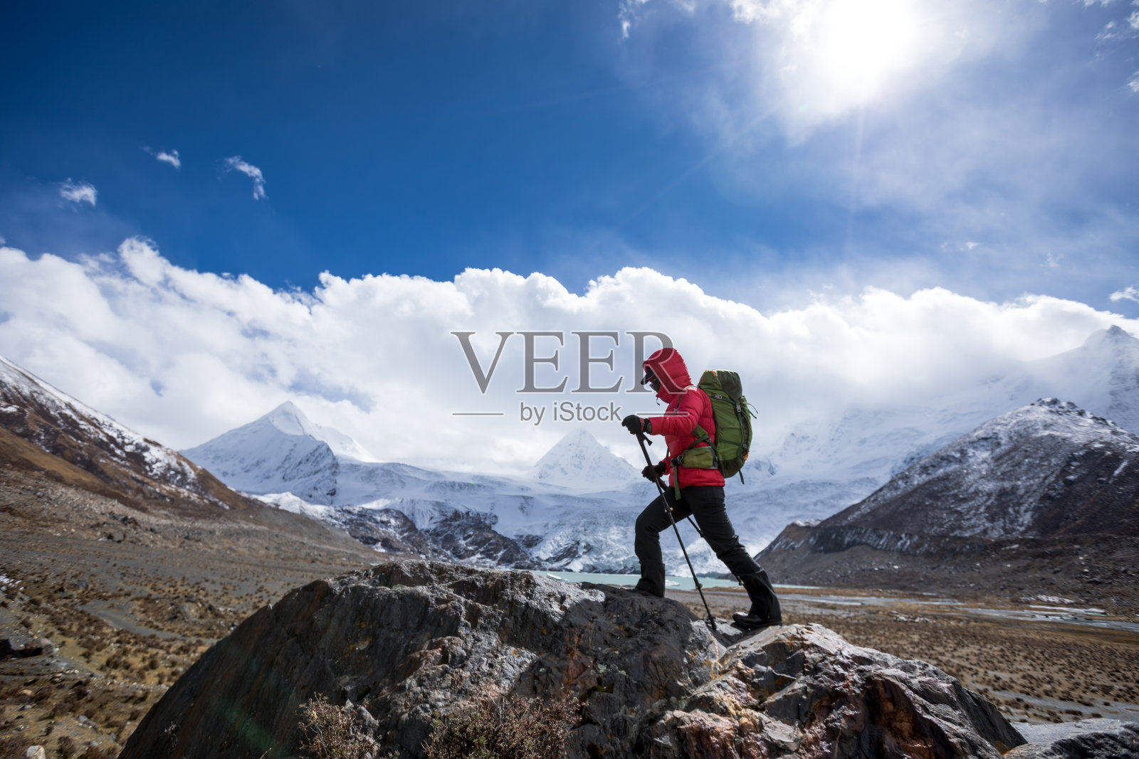 在冬季高海拔山脉徒步旅行的妇女照片摄影图片