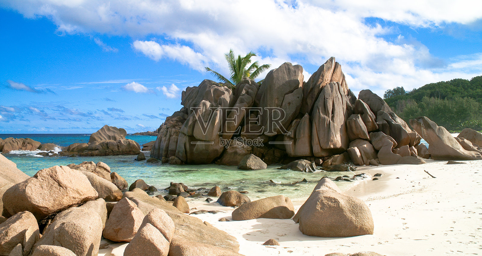 塞舌尔拉迪格岛上的一个美妙的小海湾和孤立的海滩。椰子树和壮观的岩石。照片摄影图片