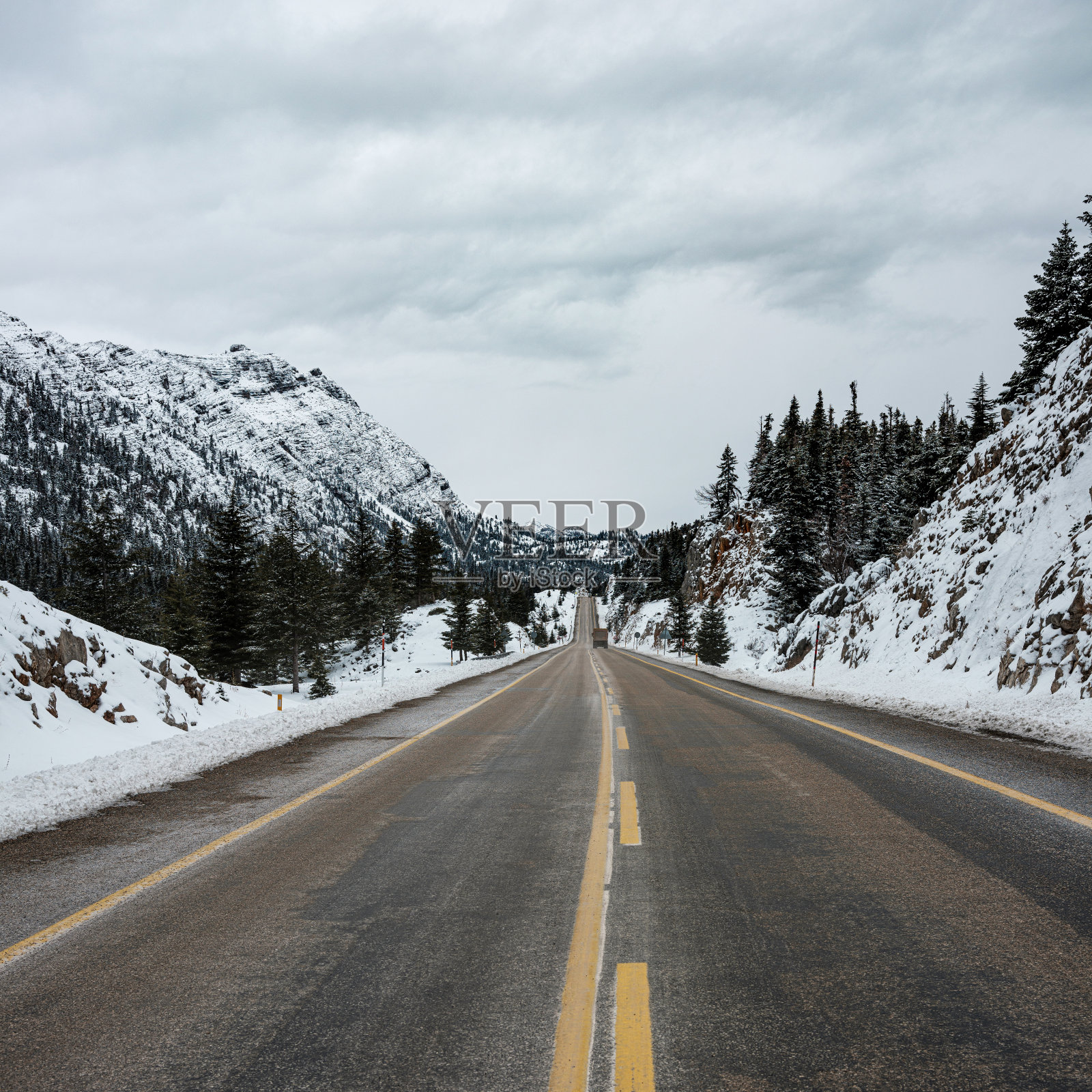 在一个多云的冬日开放公路照片摄影图片