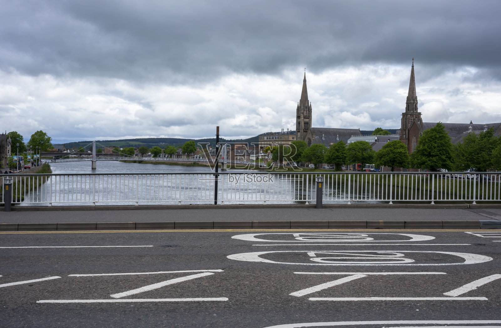 苏格兰因弗内斯美丽的城市景观和河流照片摄影图片