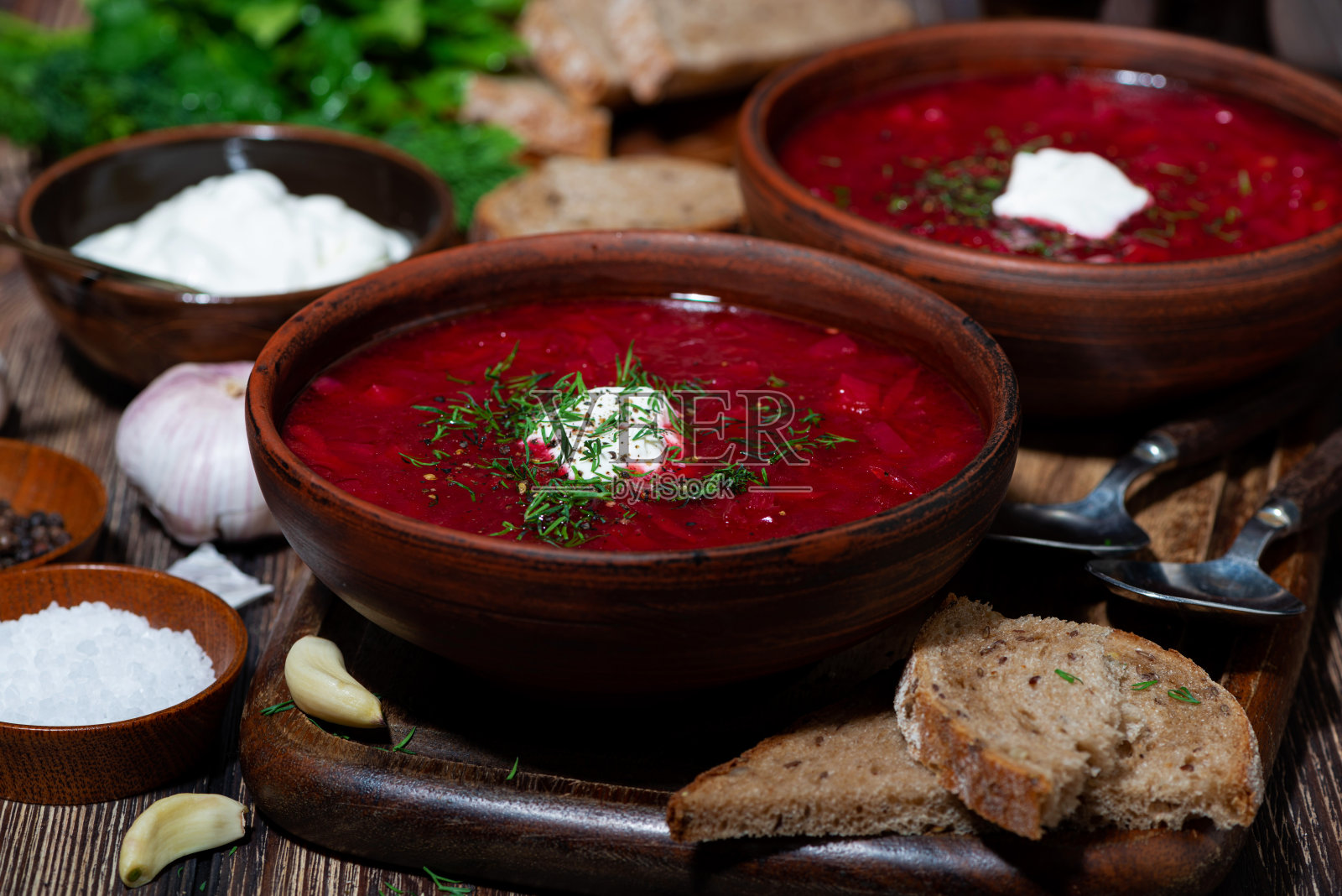 传统的俄罗斯菜肴罗宋汤配酸奶油照片摄影图片