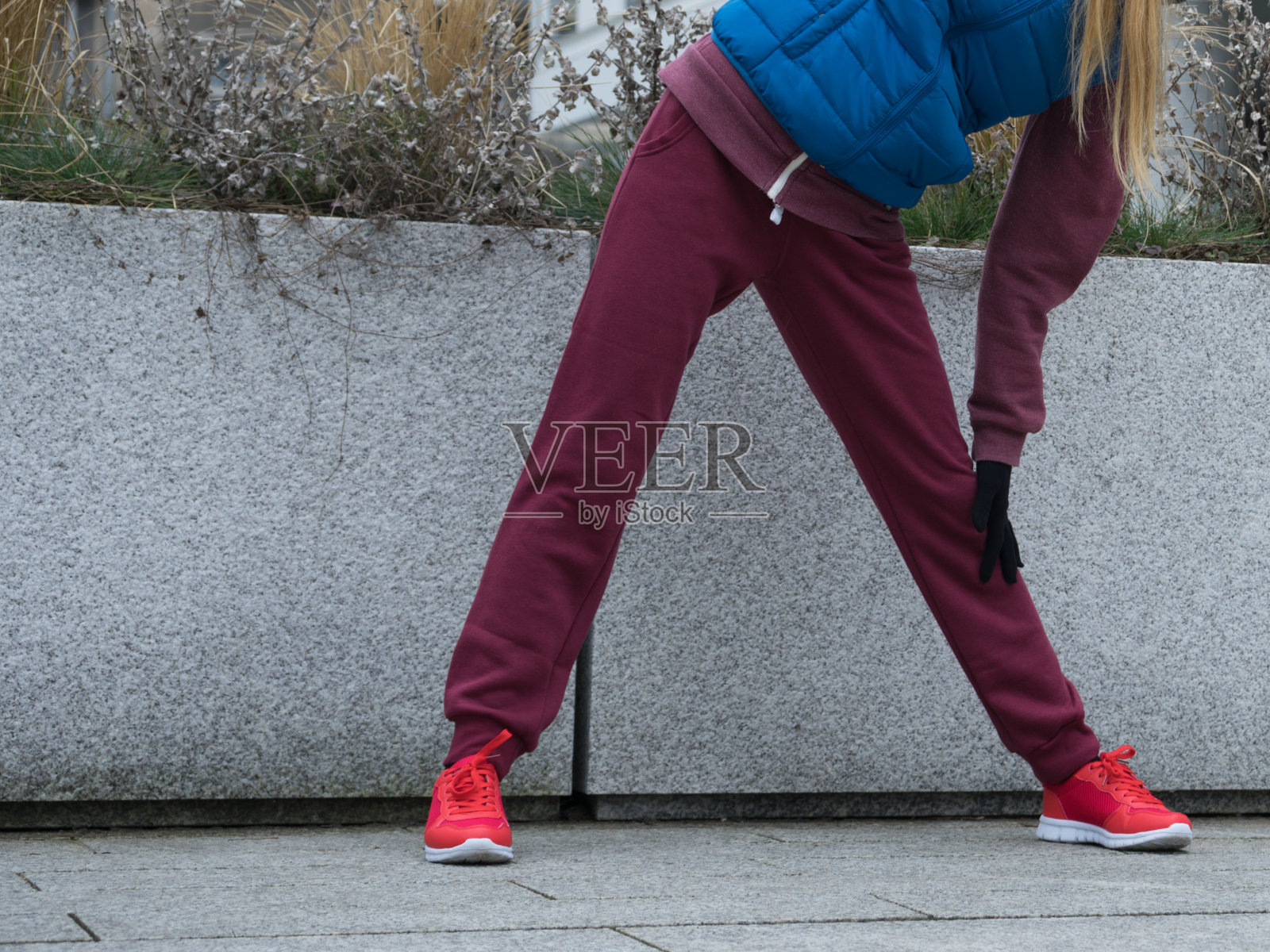 运动女孩伸展在城市街道的户外。照片摄影图片
