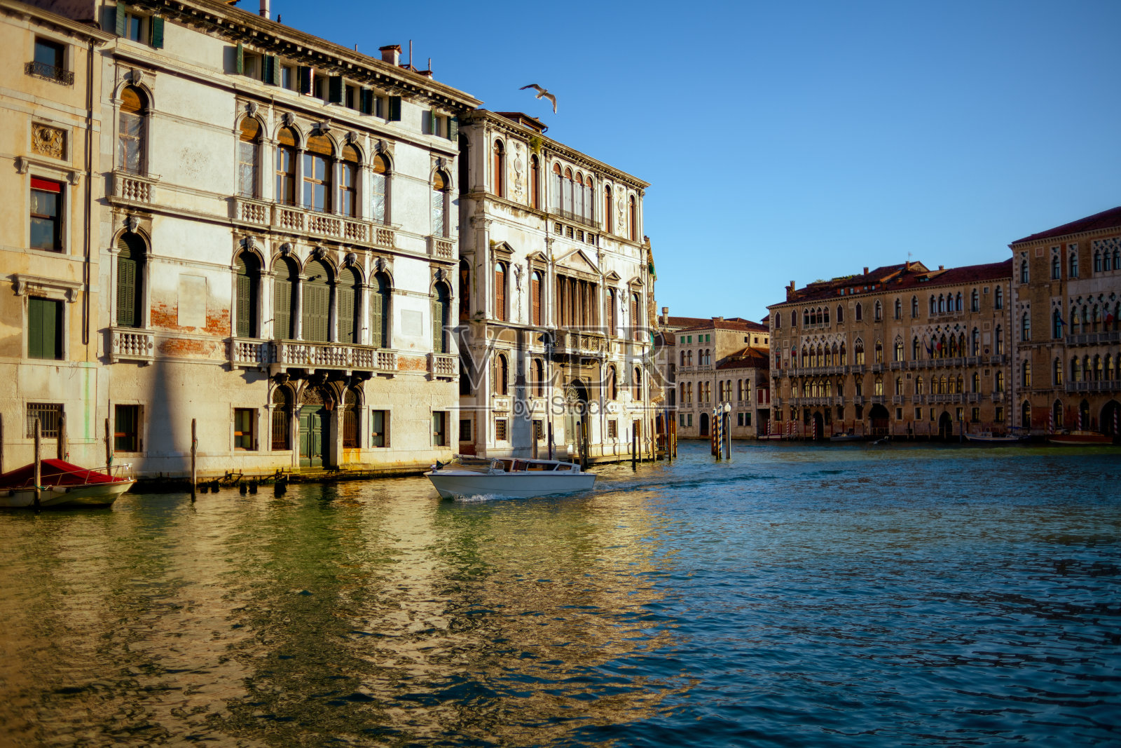 意大利威尼斯有摩托艇和大运河照片摄影图片