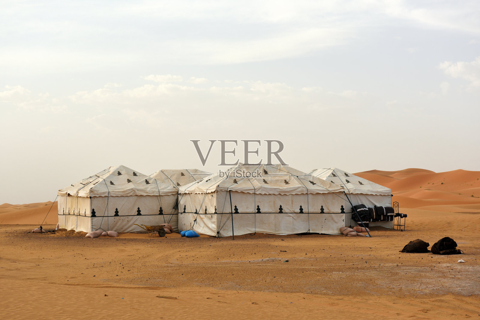 柏柏尔人在撒哈拉沙漠搭帐篷照片摄影图片
