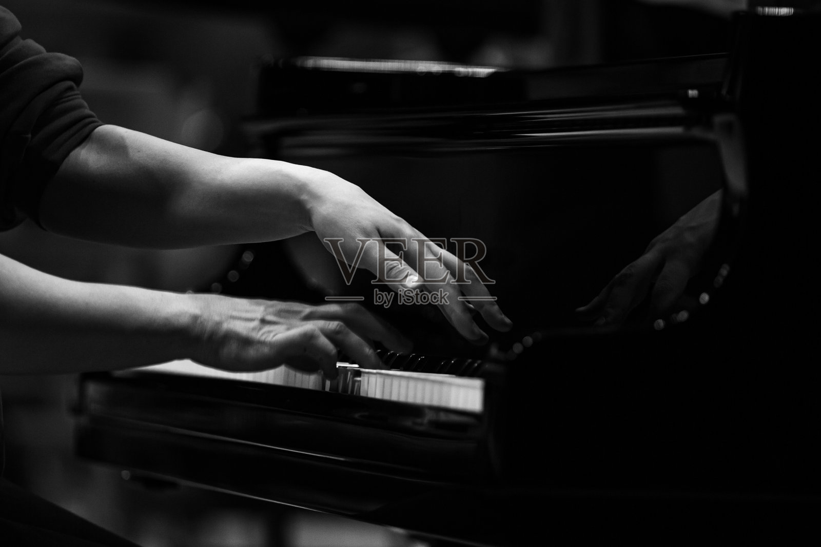 一个正在弹钢琴的女人的手照片摄影图片