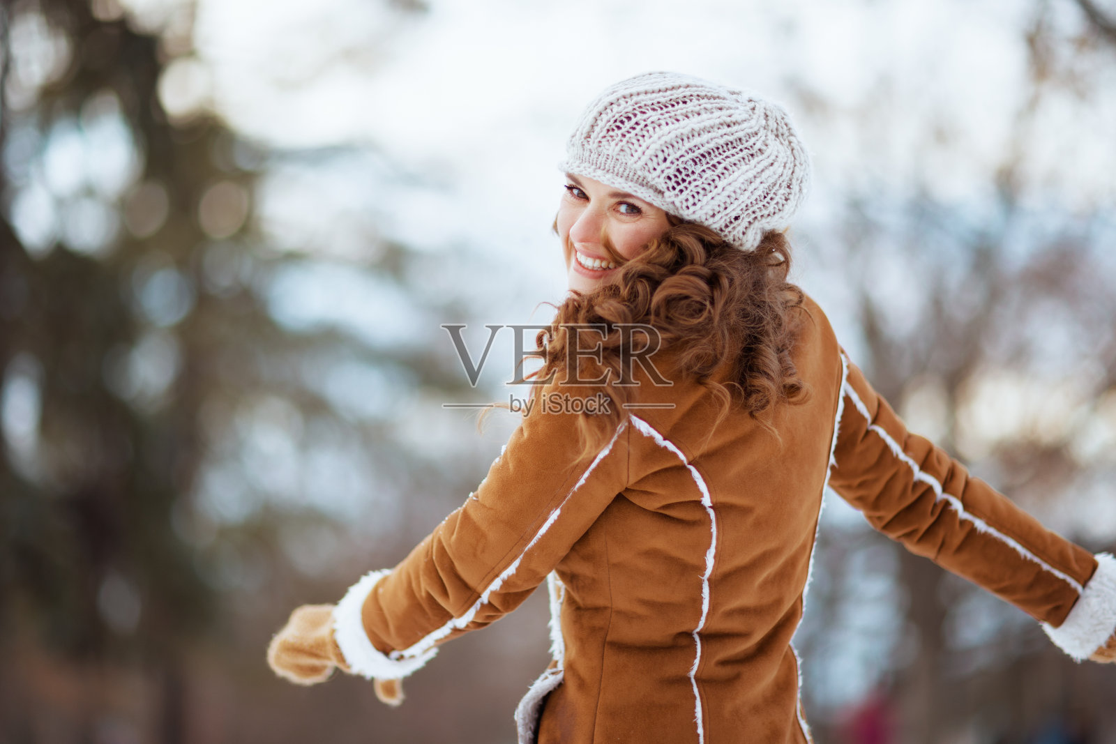 微笑的现代女性在城市公园在冬天照片摄影图片