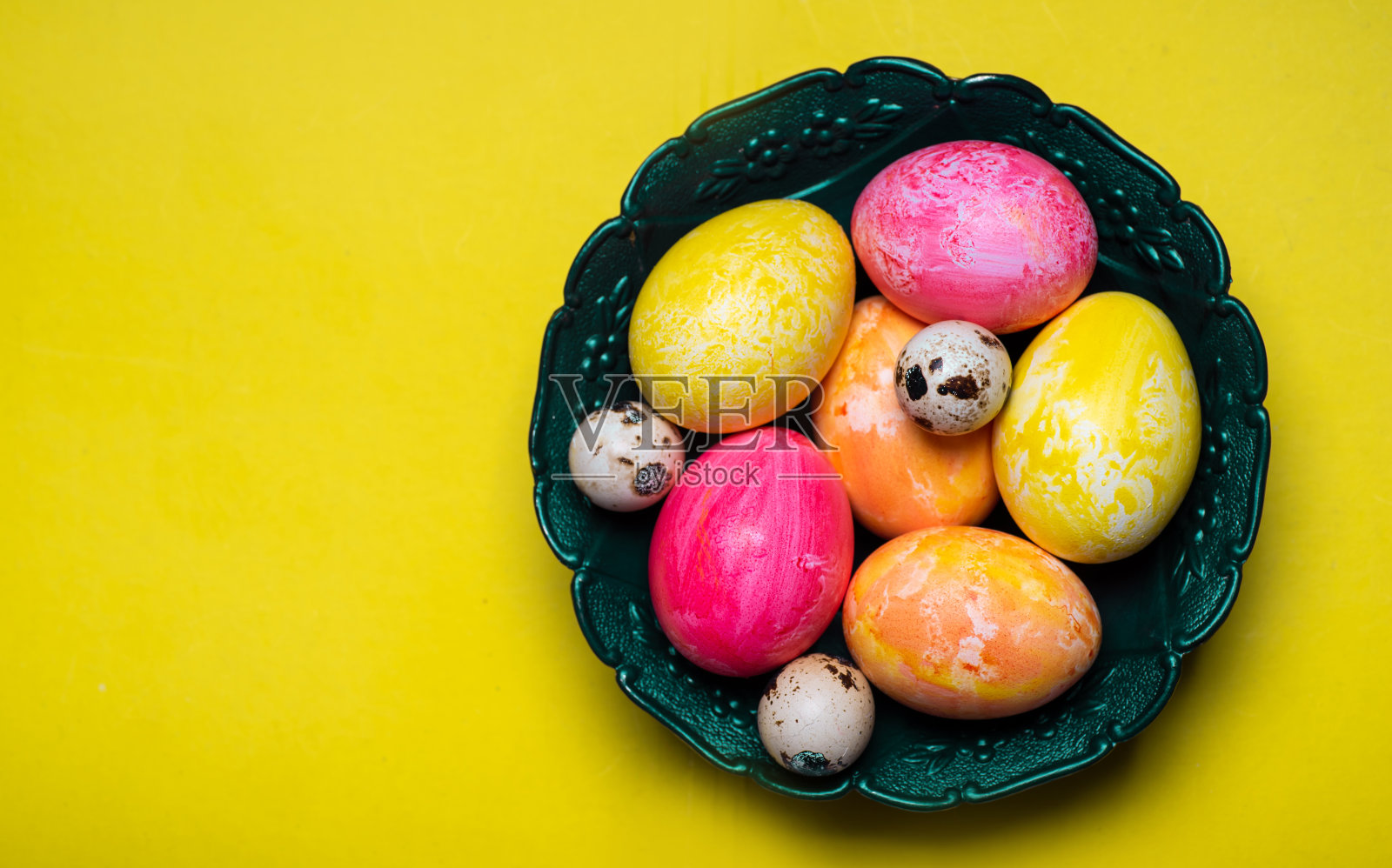 黄色背景上的复活节彩蛋照片摄影图片