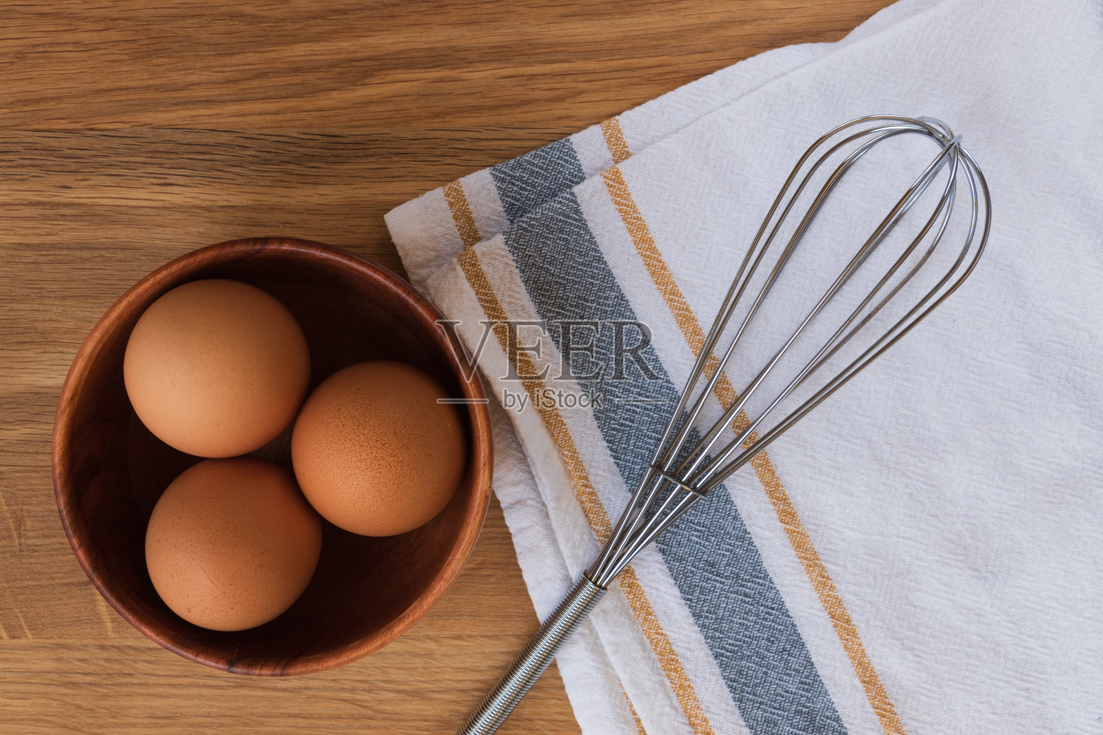 生鸡蛋与打蛋器，白色背景。照片摄影图片