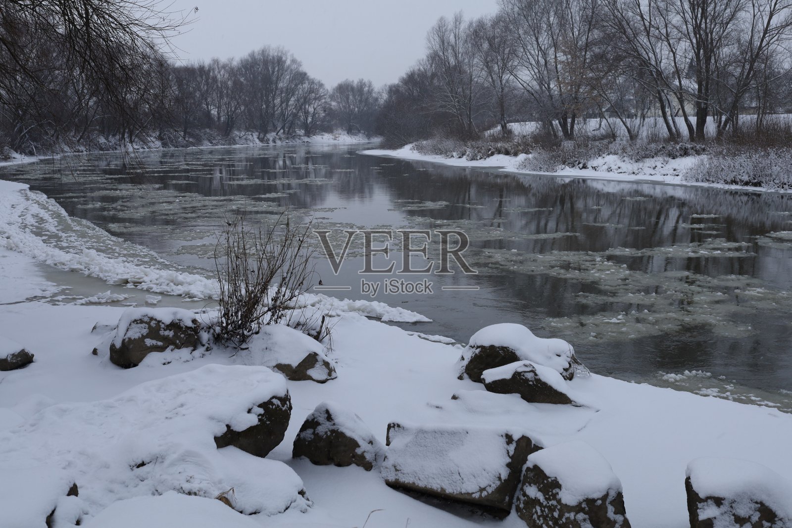 美丽的冬季景观和寒冷的河流与雪照片摄影图片