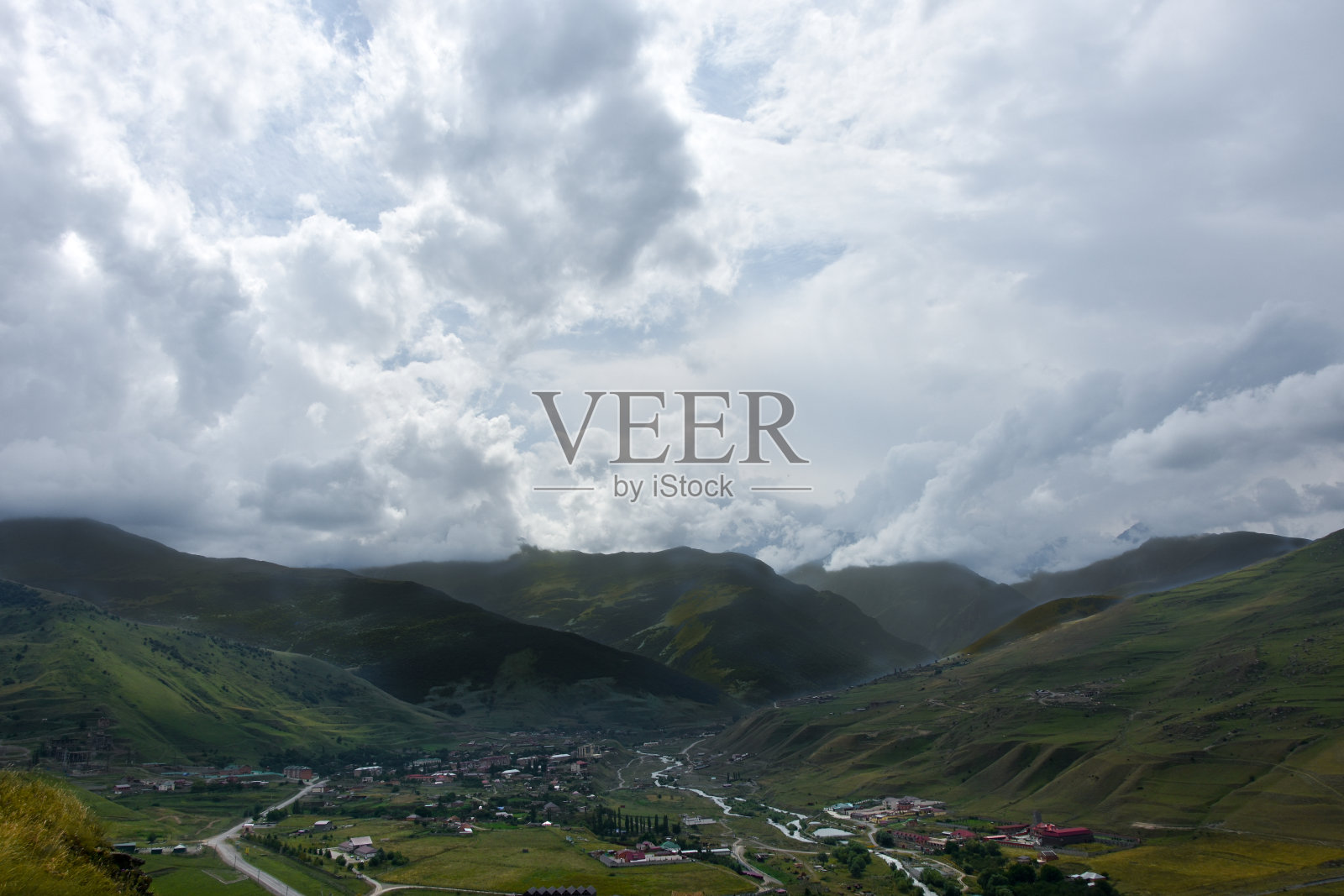 北高加索山脉的库尔塔斯基峡谷全景图。北奥塞梯-阿拉尼亚共和国照片摄影图片