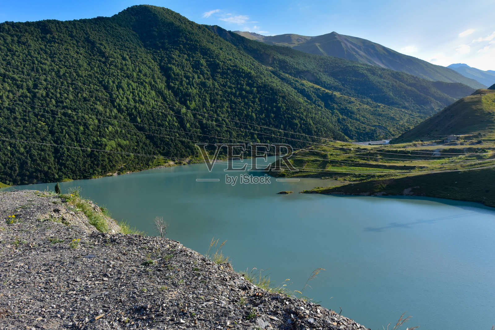 在一个炎热的夏天，在北高加索山脉的萨拉马克水库全景。北奥塞梯-阿拉尼亚共和国照片摄影图片