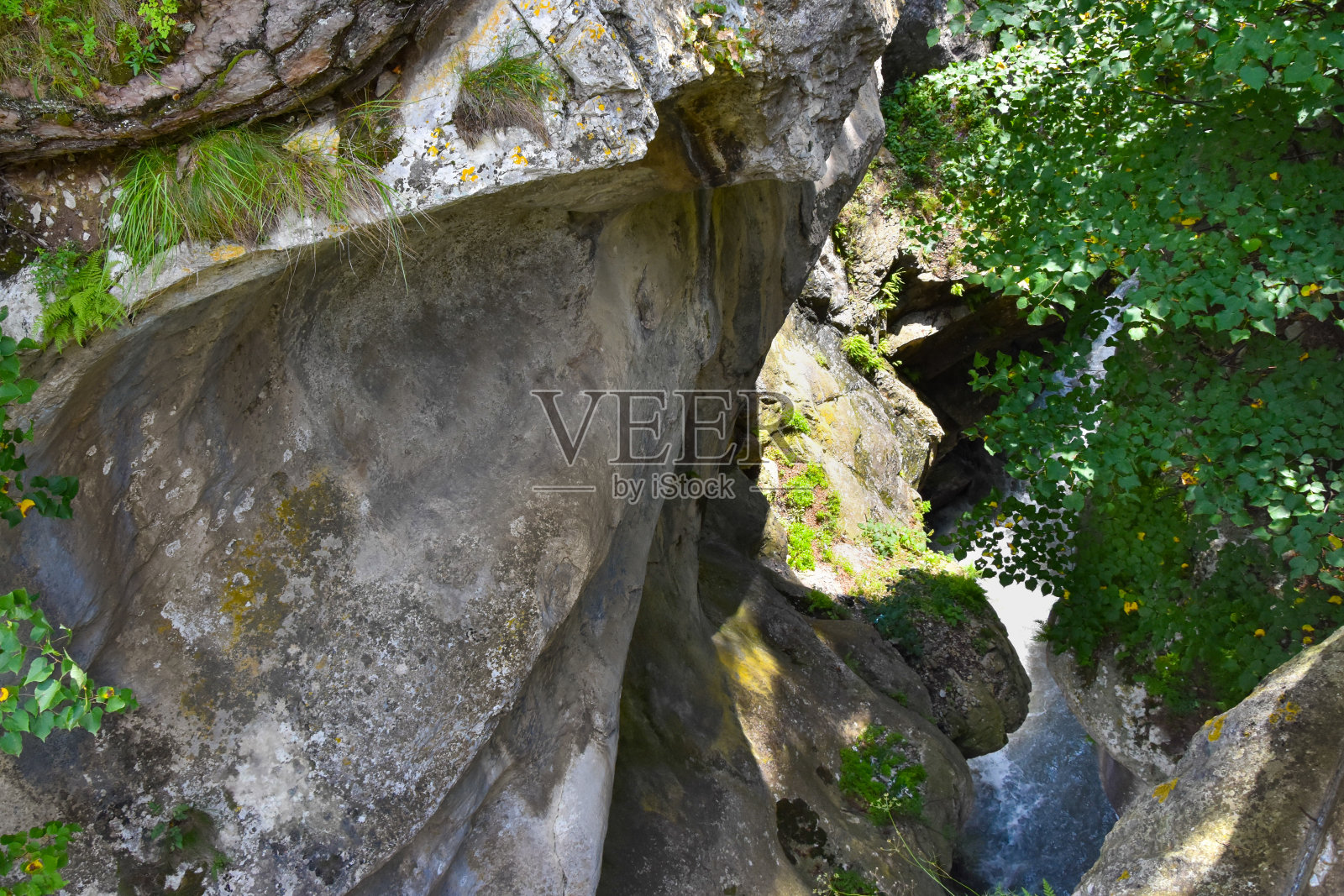 不寻常的美丽的石头。北高加索山脉。炎热的夏天。北奥塞梯-阿拉尼亚共和国照片摄影图片