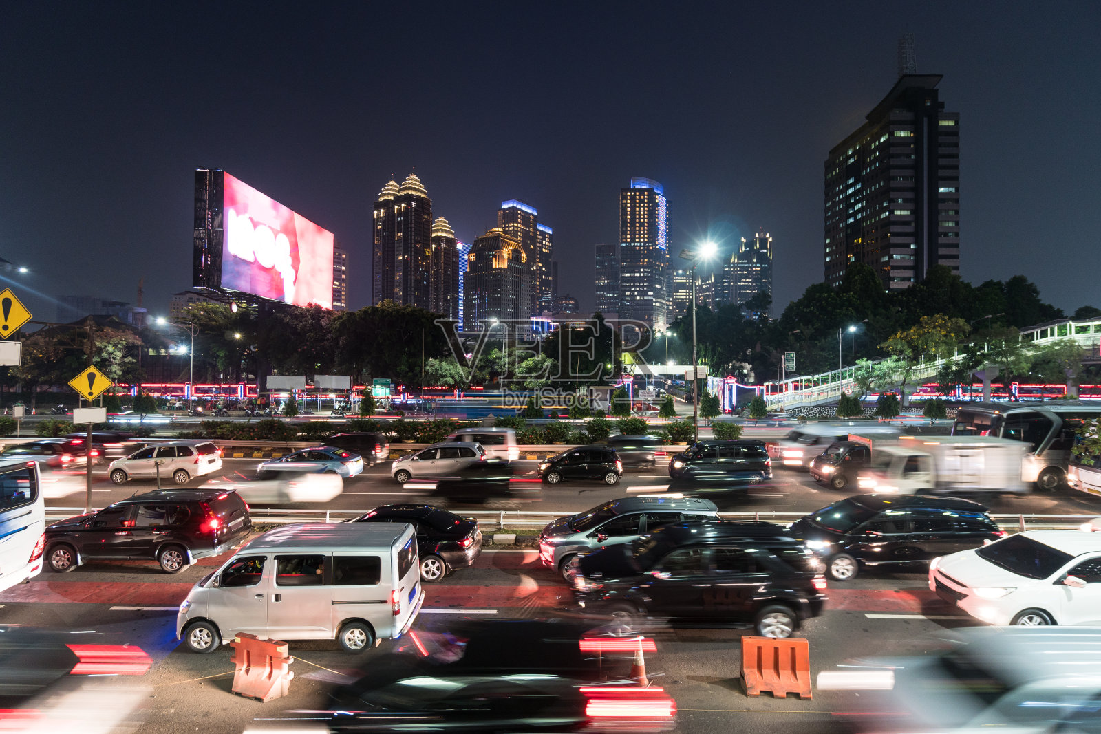 在印尼首都雅加达，一条拥挤的高速公路上，一幅模糊的画面捕捉到了现代雅加达市区的交通状况照片摄影图片
