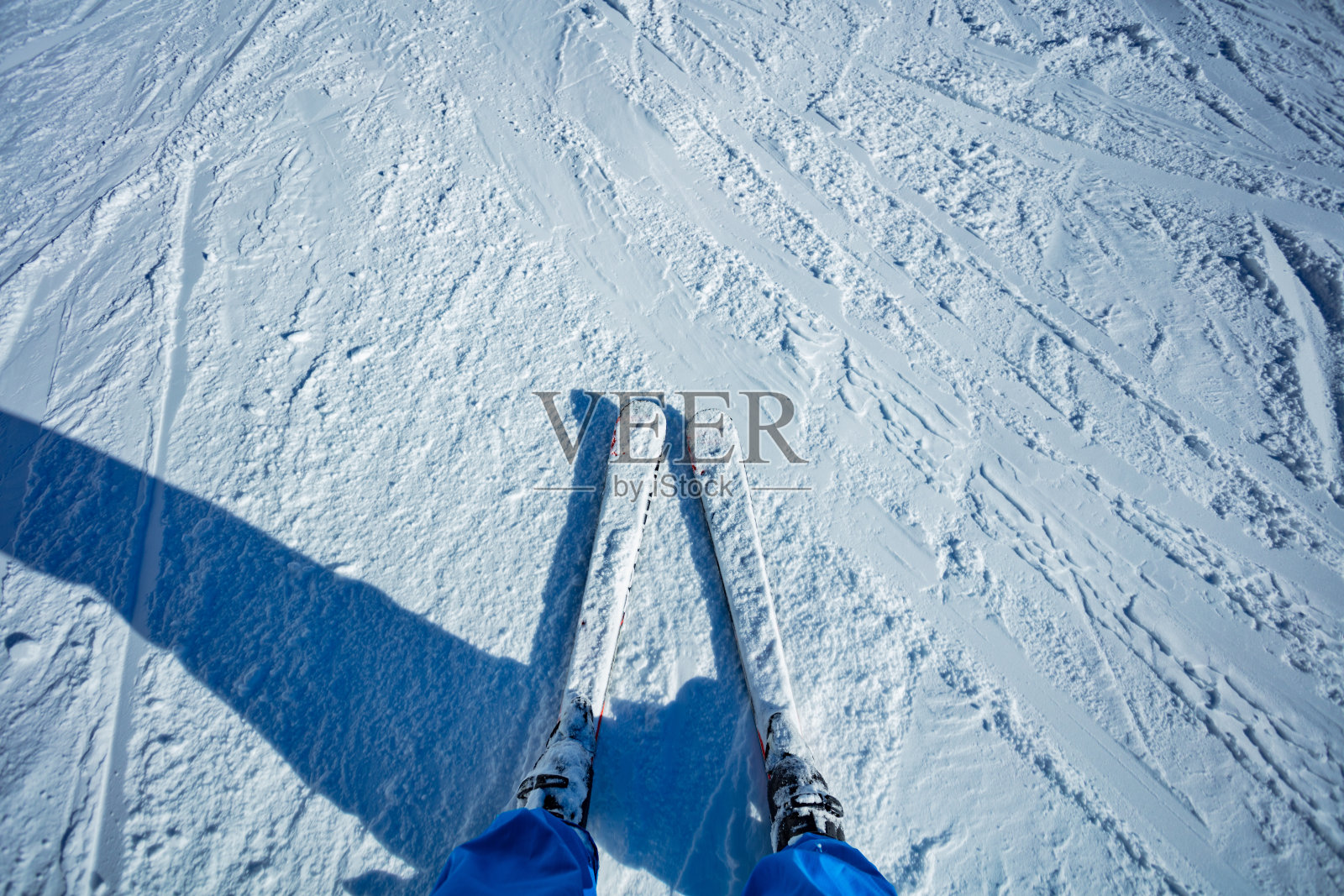 高山滑雪者从上面的腿和滑雪板照片摄影图片
