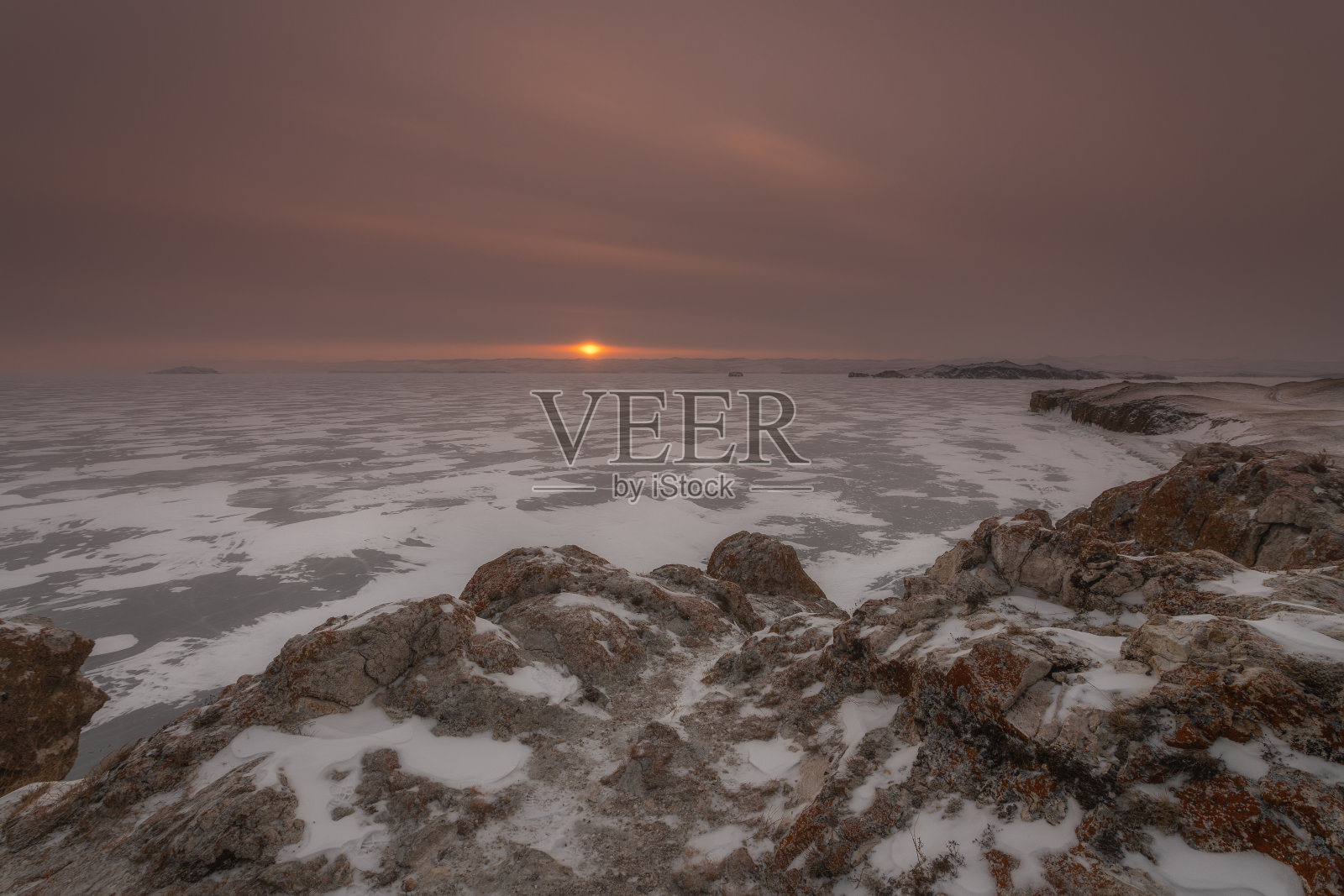 贝加尔湖上的日出。俄罗斯西伯利亚寒冷的冬天。照片摄影图片