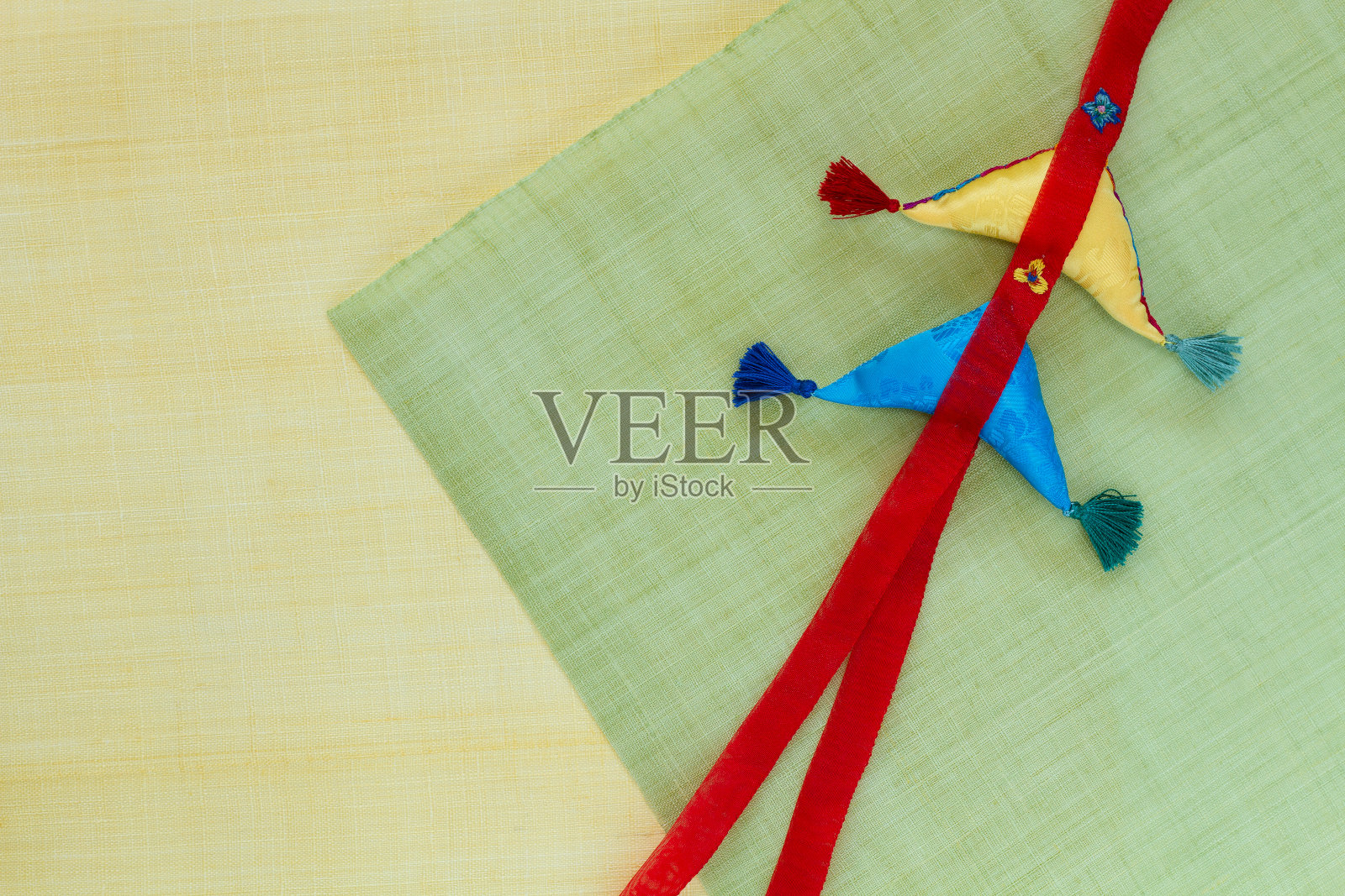 韩国传统背景的苎麻织物与紫杉，小孩子穿的装饰品。韩国节日贺卡的概念。照片摄影图片