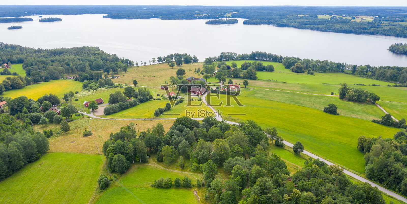 瑞典南部罗特内郊外的田园诗般的村庄和湖泊照片摄影图片